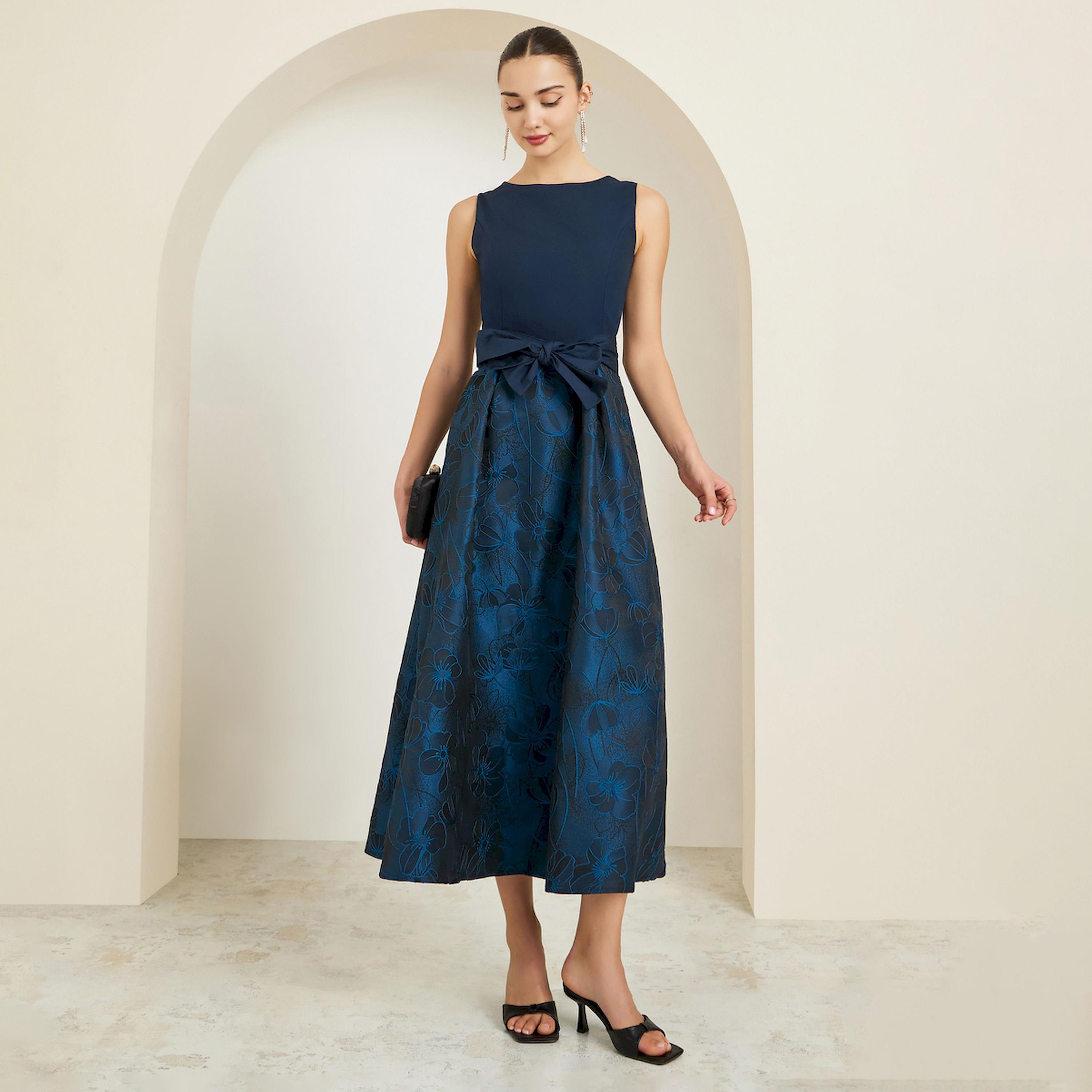 فستان طويل بدون أكمام بطبعة زهور وتفاصيل فيونكة-women-clothing-dresses-image-1