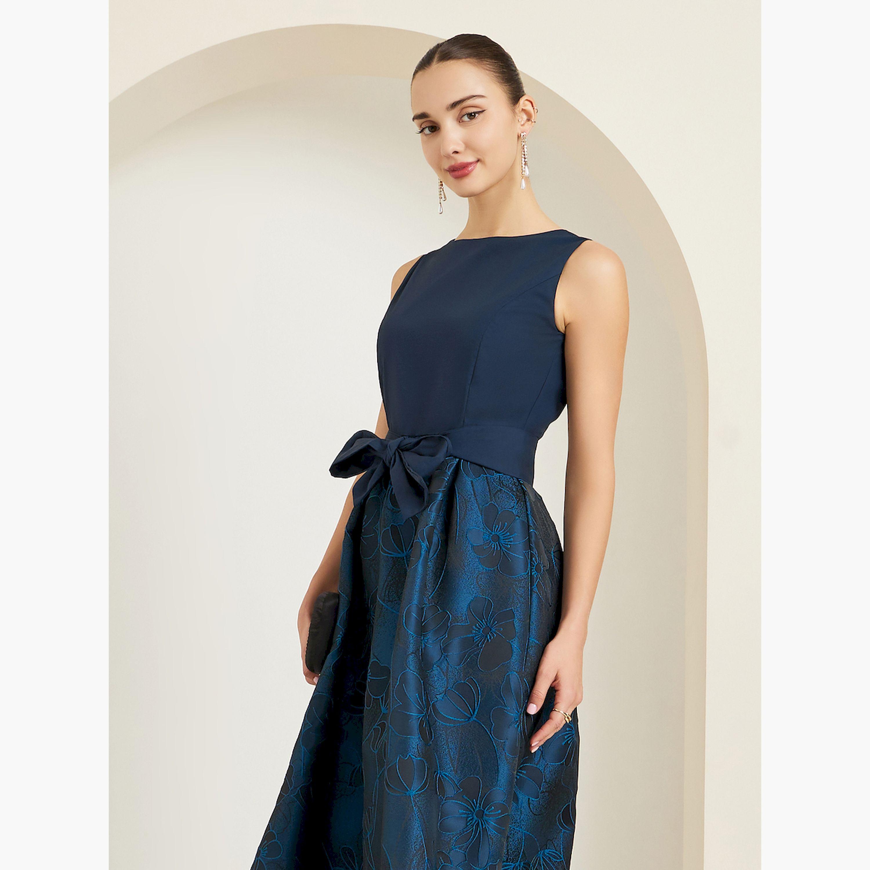 فستان طويل بدون أكمام بطبعة زهور وتفاصيل فيونكة-women-clothing-dresses-image-3
