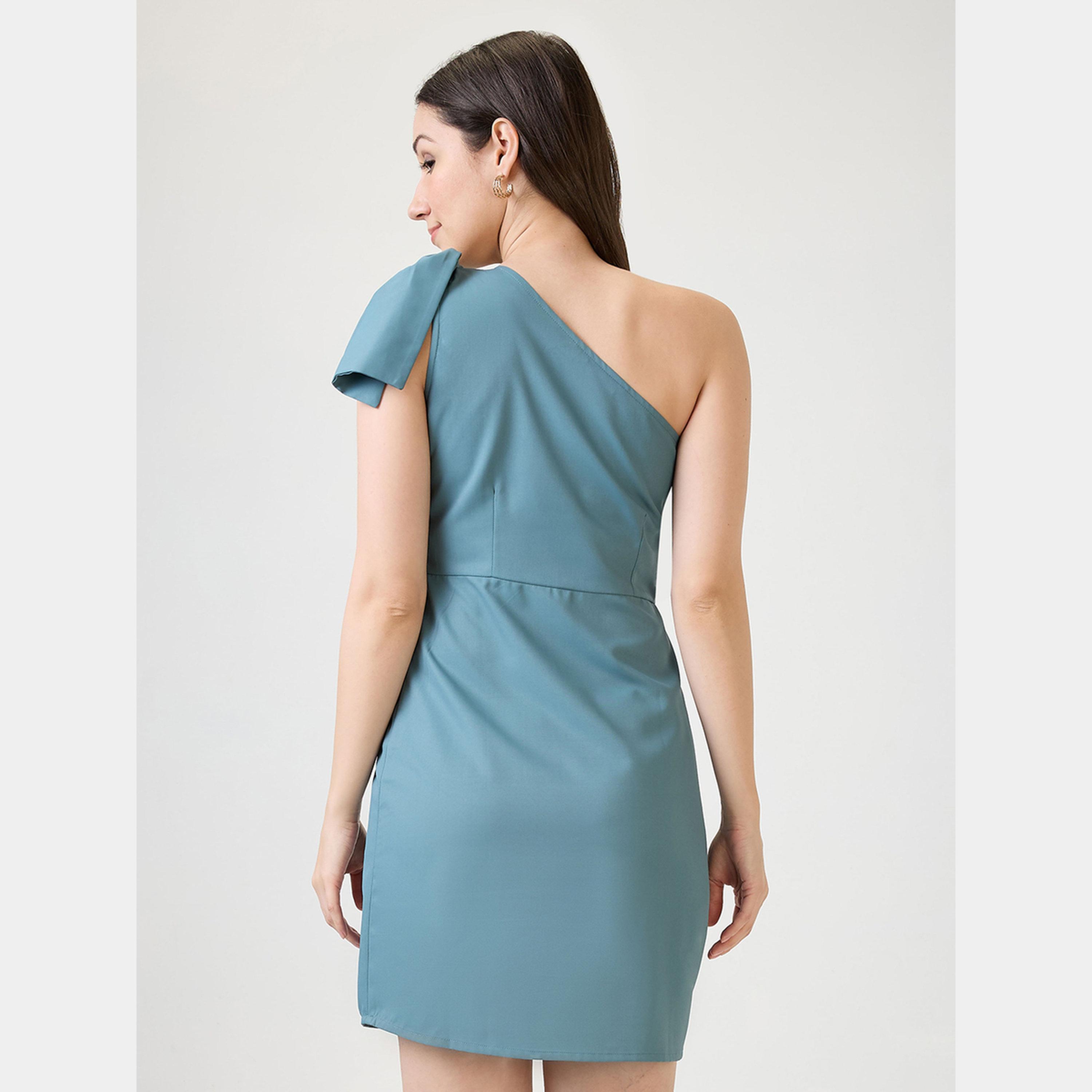 غلوبوص × ستايلي - فستان قصير نسائي بكتف واحد وتفاصيل فيونكة لون أزرق-women-clothing-dresses-image-3