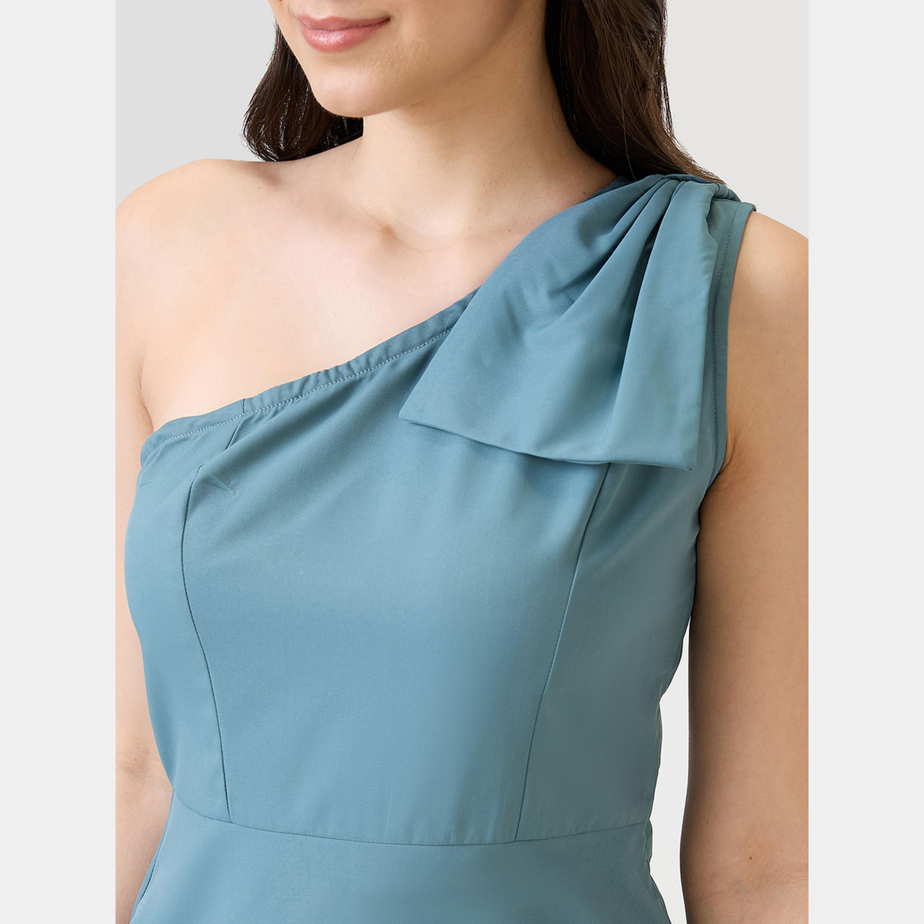 غلوبوص × ستايلي - فستان قصير نسائي بكتف واحد وتفاصيل فيونكة لون أزرق-women-clothing-dresses-image-4