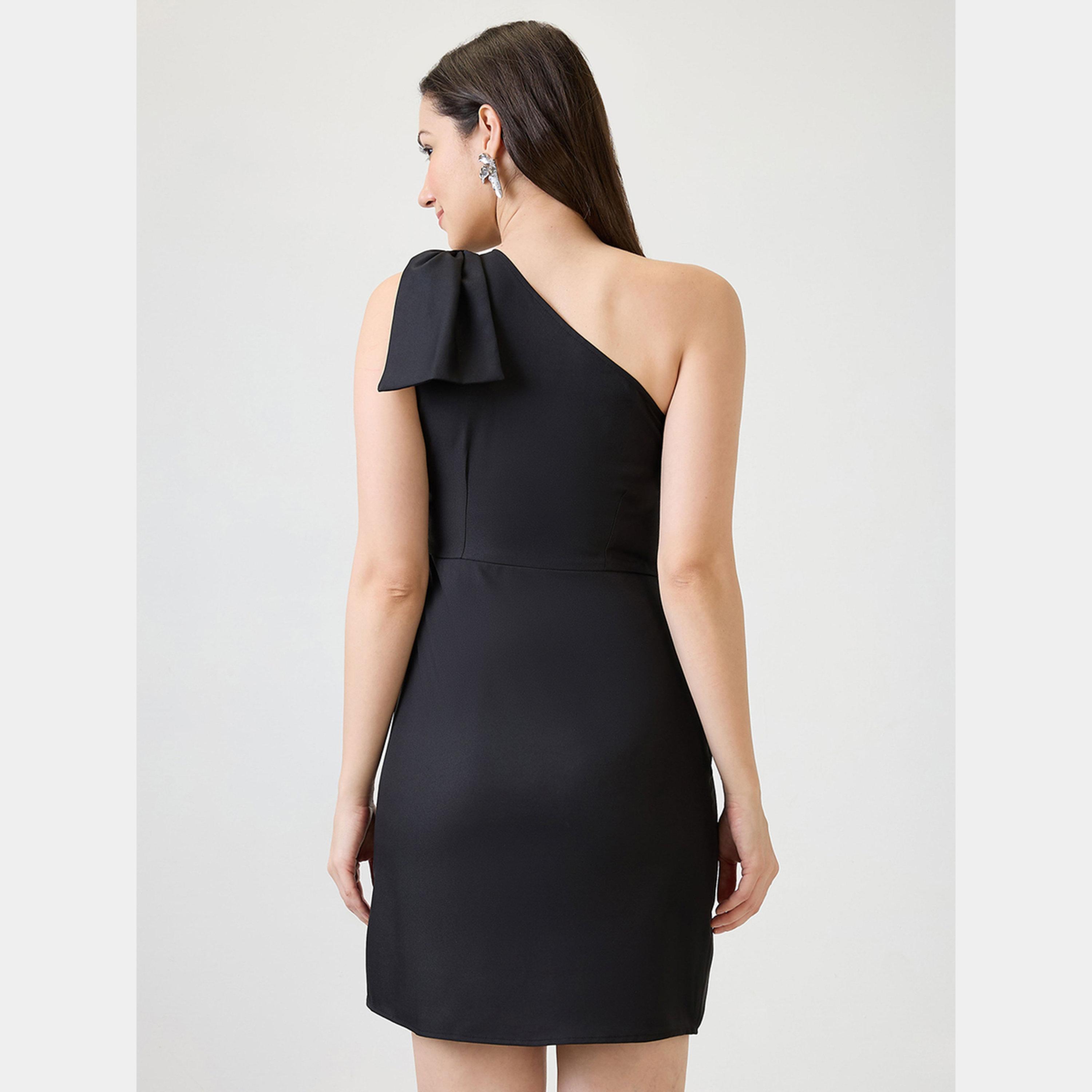 غلوبوص × ستايلي - فستان قصير ضيق بكتف واحد وتفاصيل فيونكة لون أسود للنساء-women-clothing-dresses-image-3