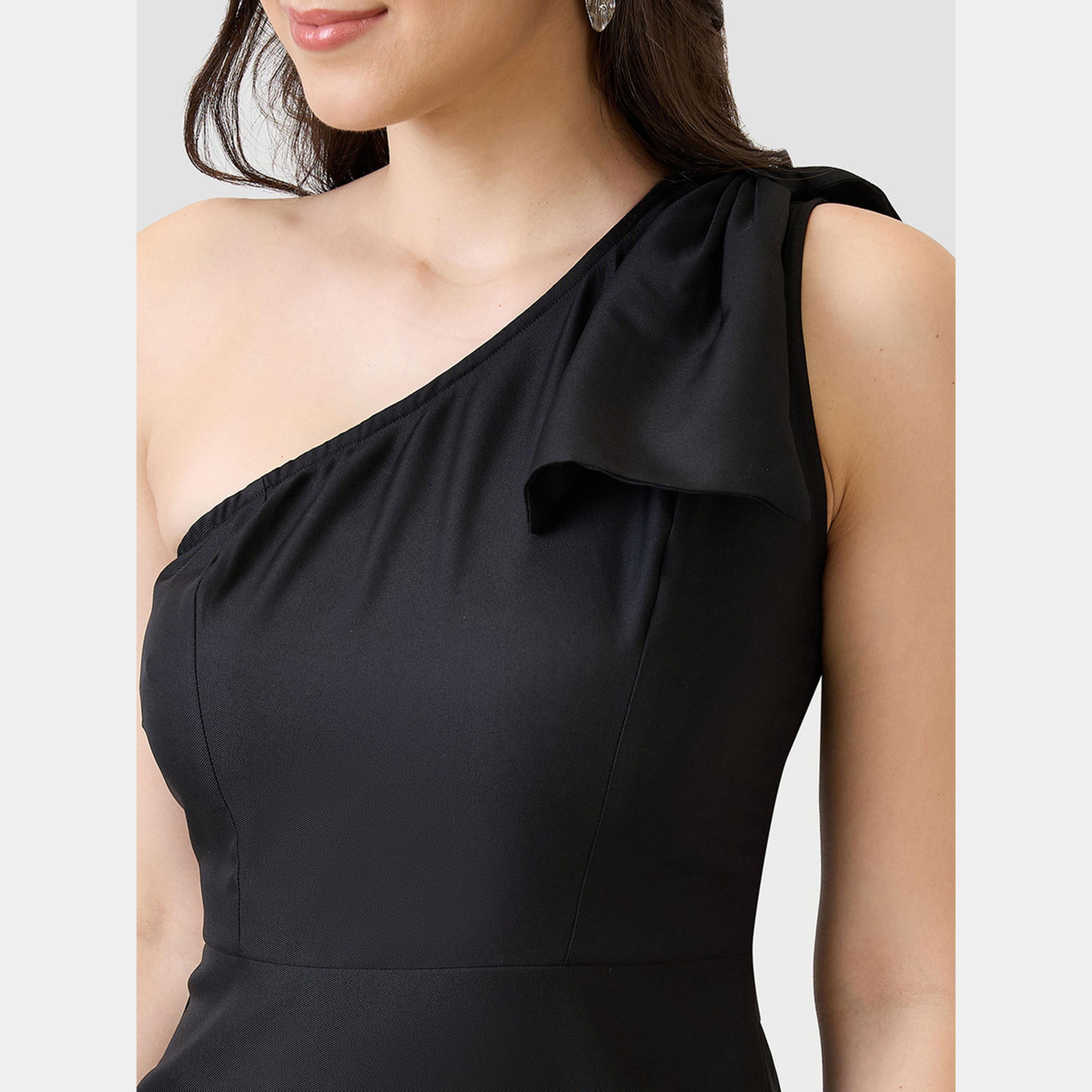 غلوبوص × ستايلي - فستان قصير ضيق بكتف واحد وتفاصيل فيونكة لون أسود للنساء-women-clothing-dresses-image-4