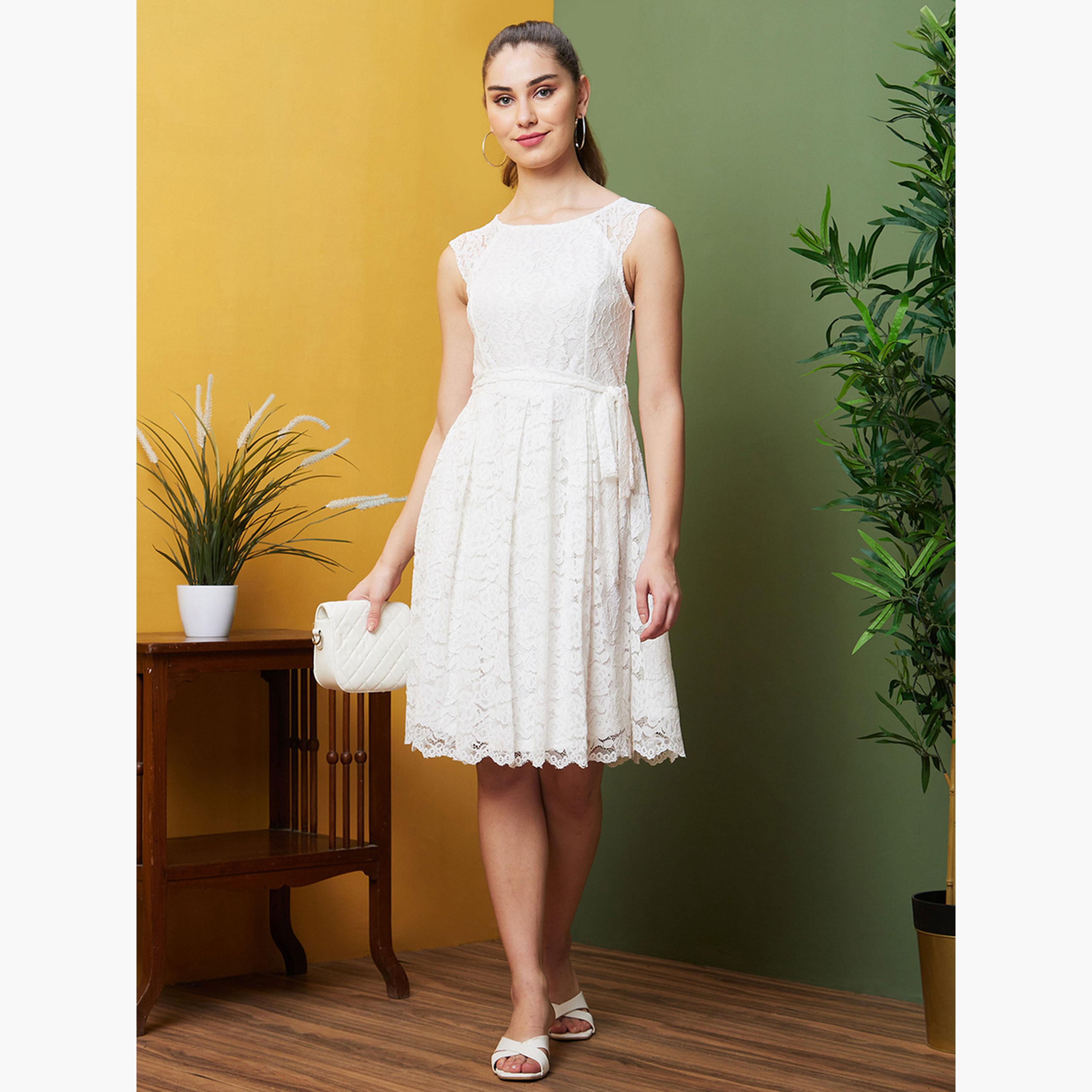 غلوبوص × ستايلي - فستان أبيض مزهر من الدانتيل بطول الركبة مع حزام-women-clothing-dresses-image-2