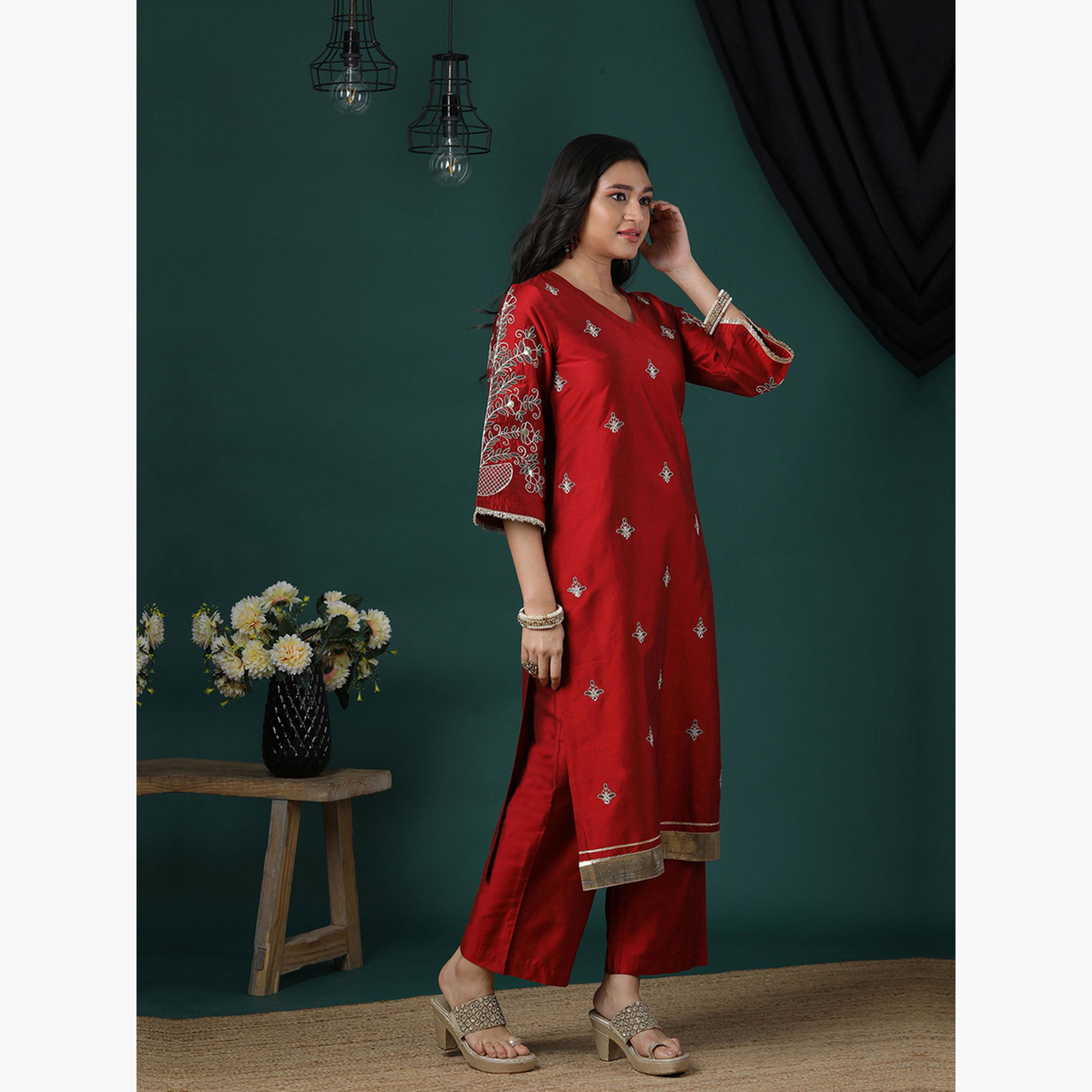 غلوبوص × ستايلي - كورتا (قميص طويل) وبنطال مطاطي مطرز من زاري رقبة حرف V لون مارون-women-clothing-ethnicwear-bottoms-pants-image-2