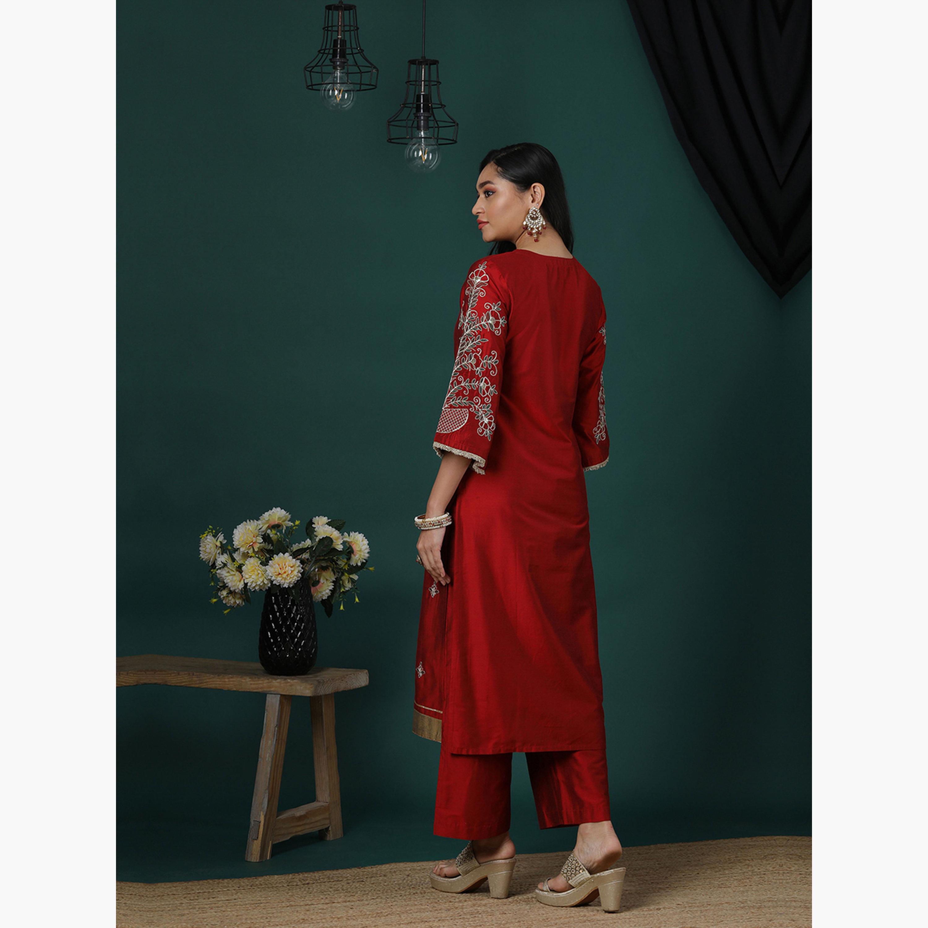 غلوبوص × ستايلي - كورتا (قميص طويل) وبنطال مطاطي مطرز من زاري رقبة حرف V لون مارون-women-clothing-ethnicwear-bottoms-pants-image-3