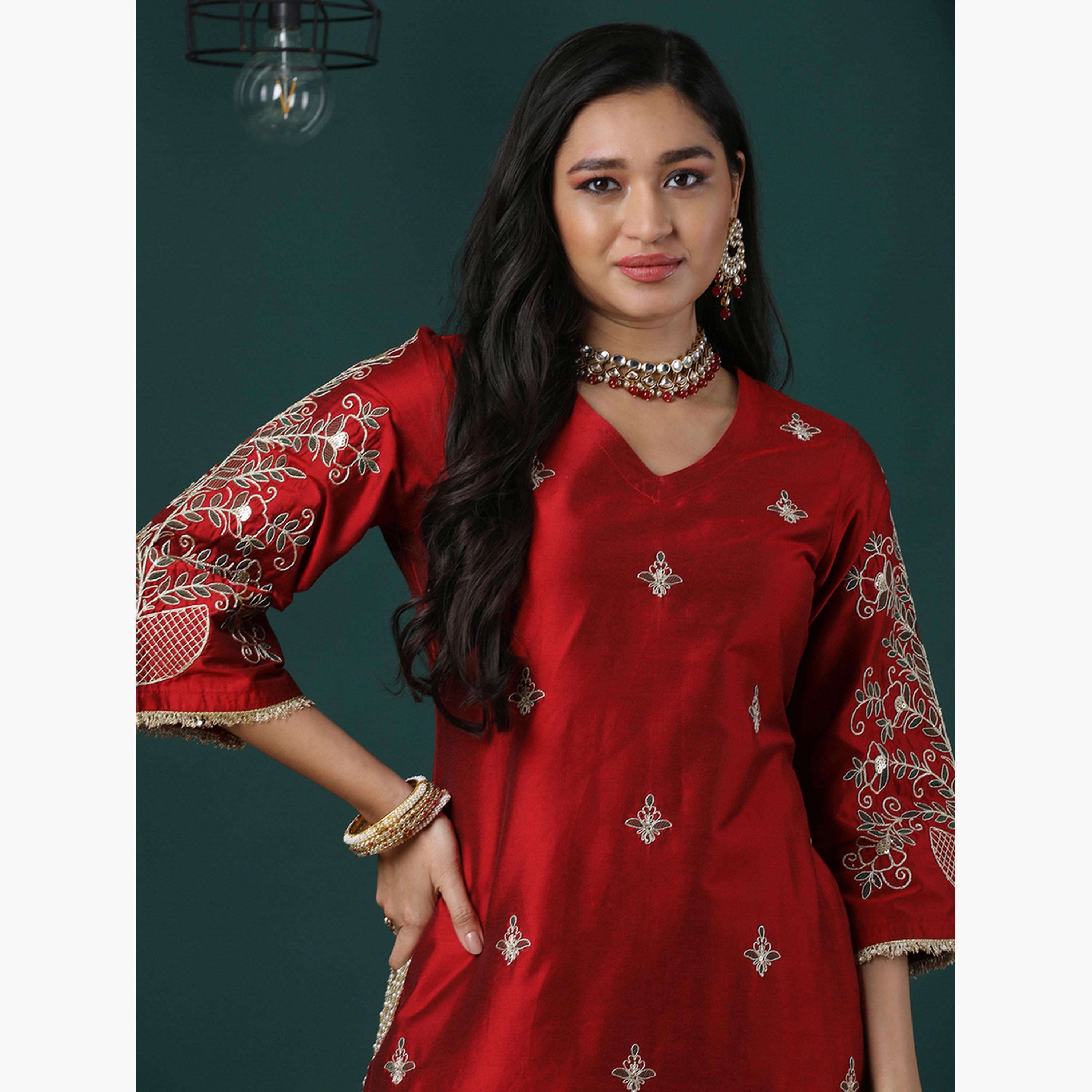 غلوبوص × ستايلي - كورتا (قميص طويل) وبنطال مطاطي مطرز من زاري رقبة حرف V لون مارون-women-clothing-ethnicwear-bottoms-pants-image-4