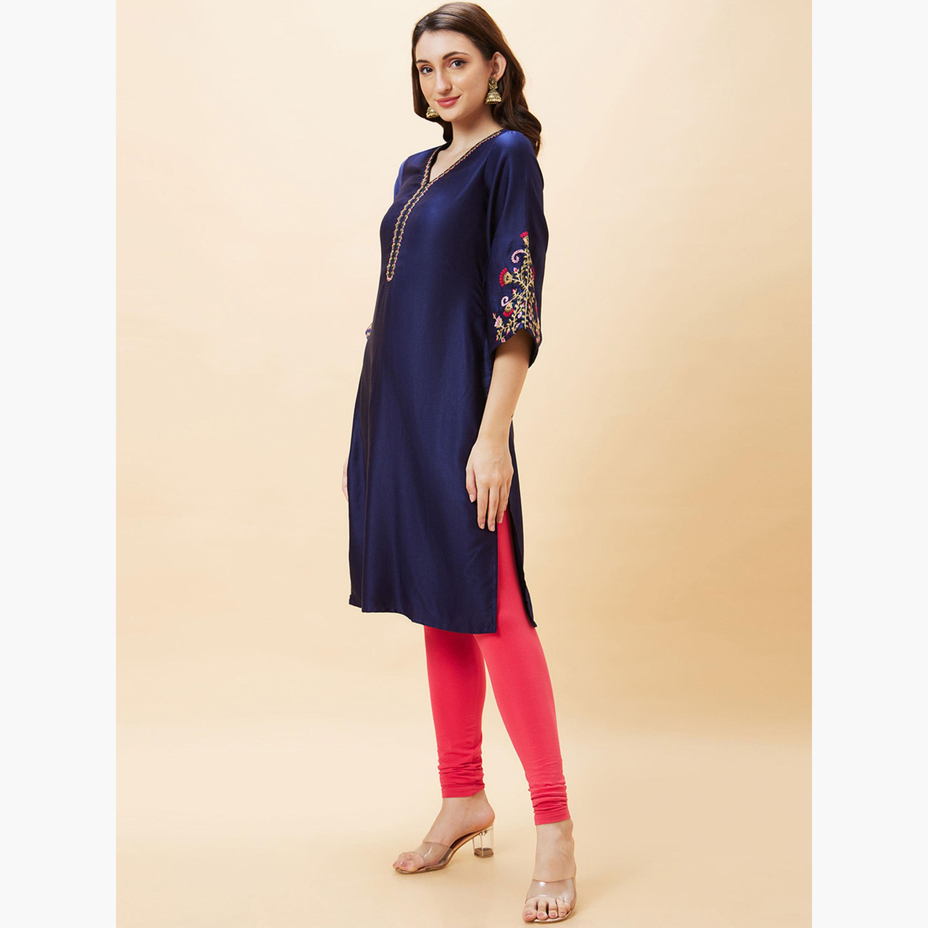 غلوبوص × ستايلي - كورتا (قميص طويل) مستقيمة مطرزة برقبة حرف V وأكمام واسعة-women-clothing-ethnicwear-kurtas-image-3
