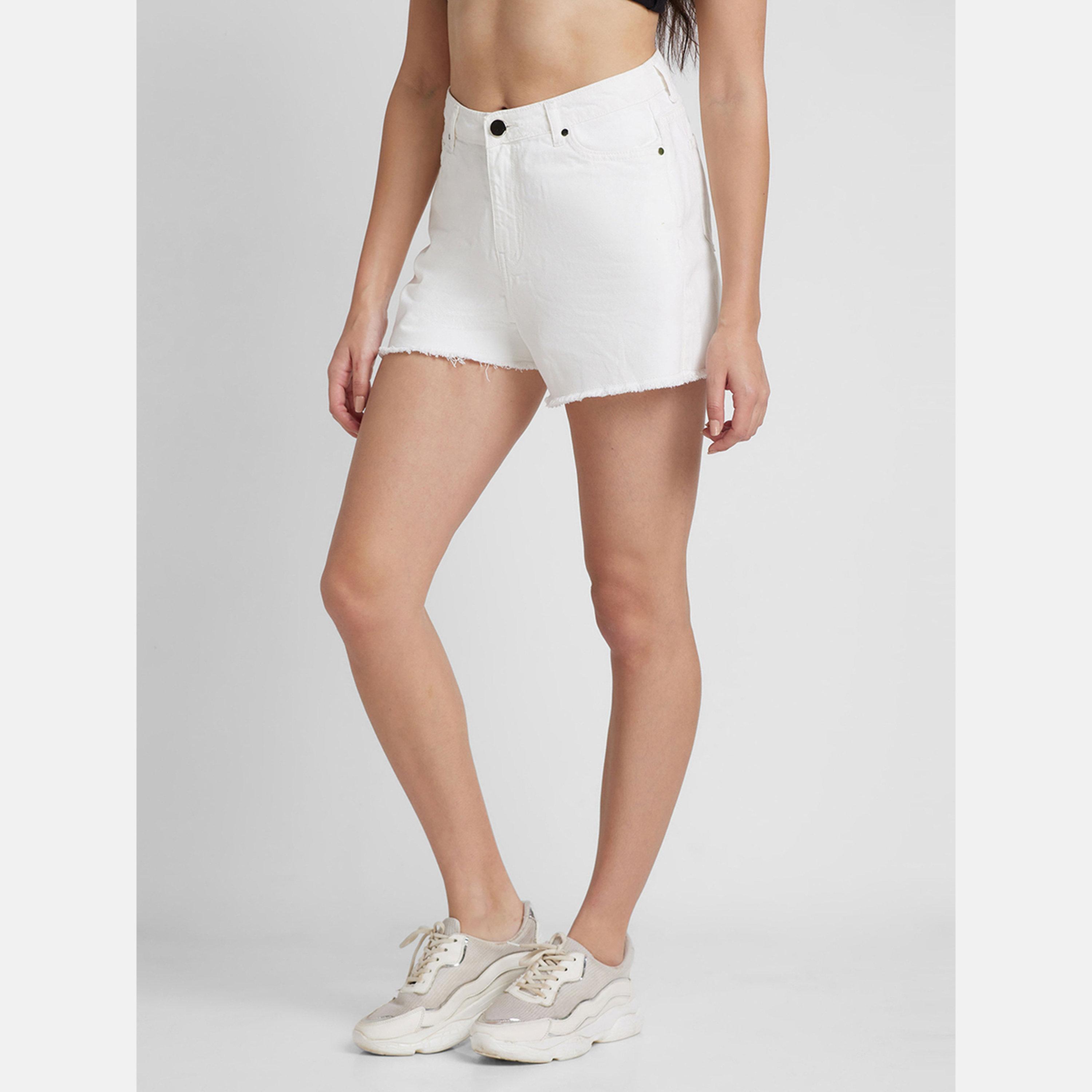 غلوبوص × ستايلي - شورت جينز أبيض بقصة عادية-women-clothing-bottoms-shorts-image-4
