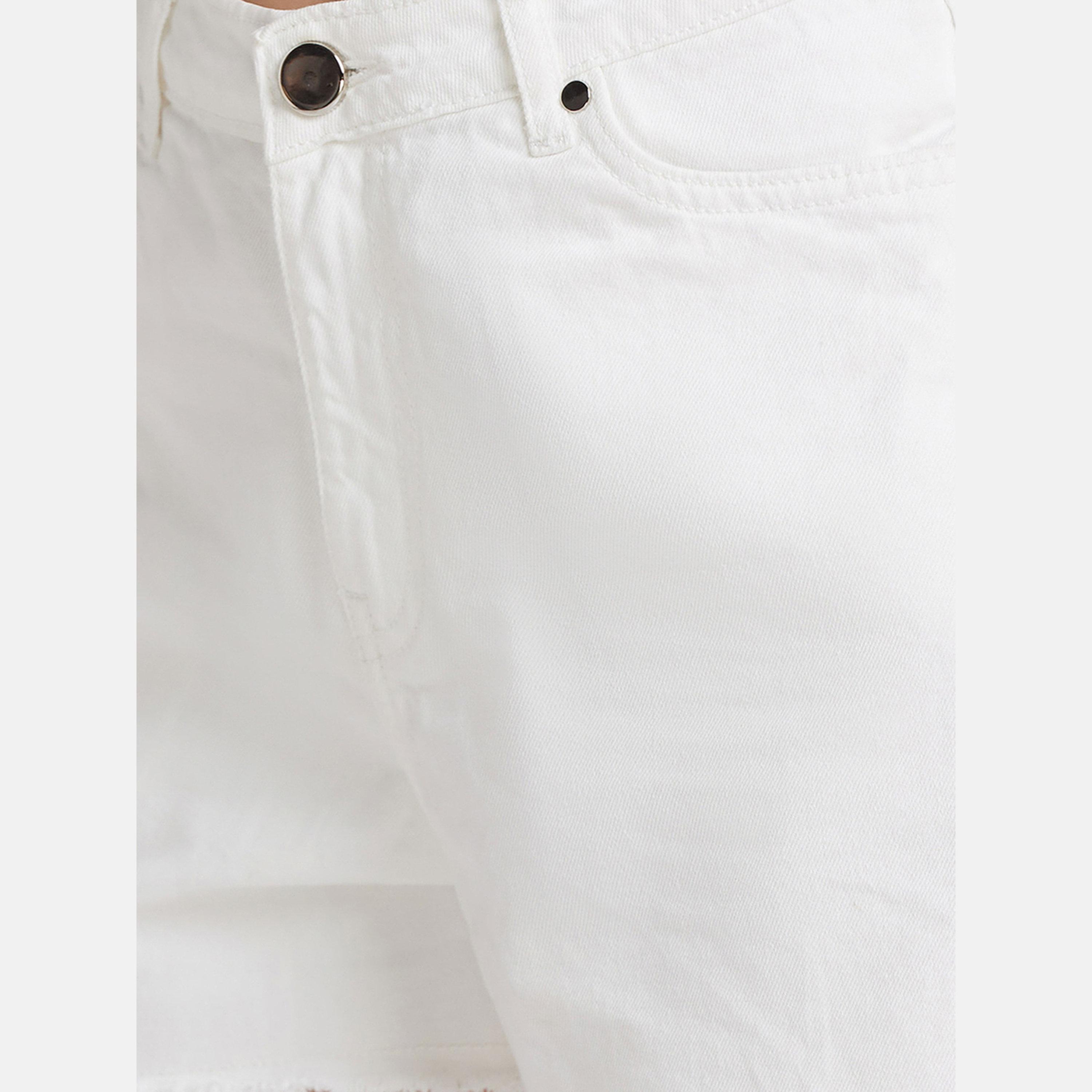 غلوبوص × ستايلي - شورت جينز أبيض بقصة عادية-women-clothing-bottoms-shorts-image-6