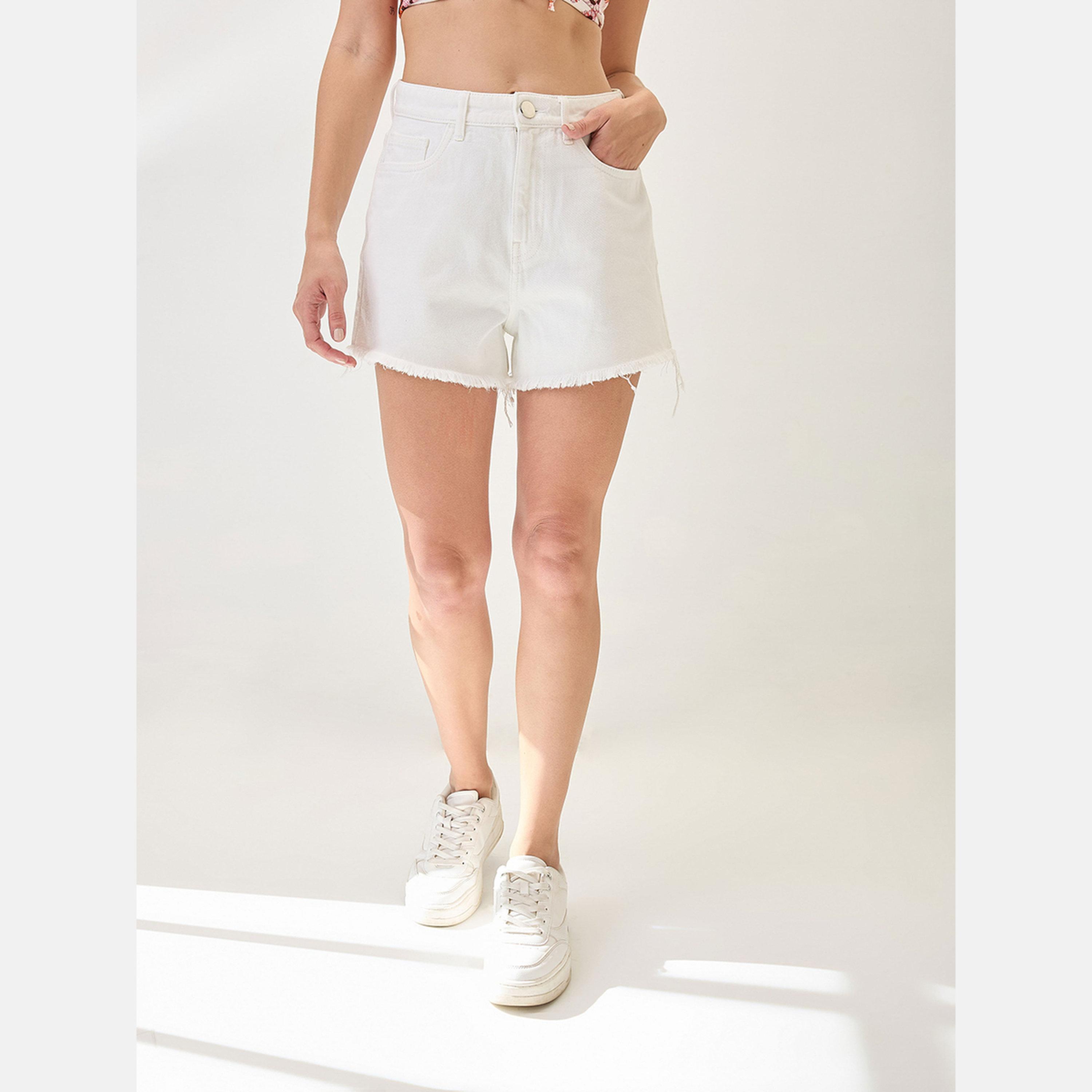 غلوبوص × ستايلي - شورت جينز أبيض حافة مهدّبة-women-clothing-bottoms-shorts-image-1