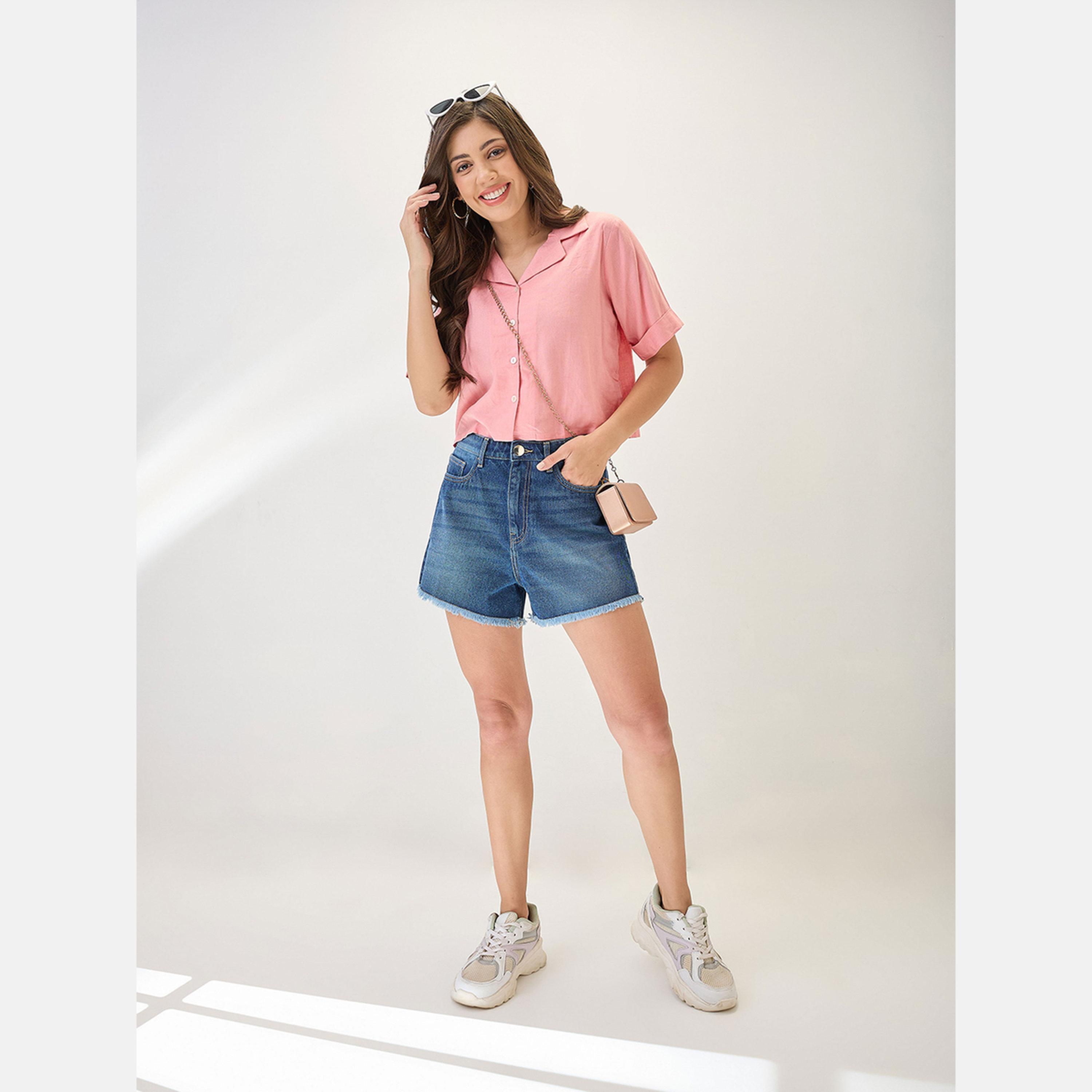 غلوبوص × ستايلي - شورت جينز أزرق ذو حافة مزينة بالشراشيب-women-clothing-bottoms-shorts-image-2