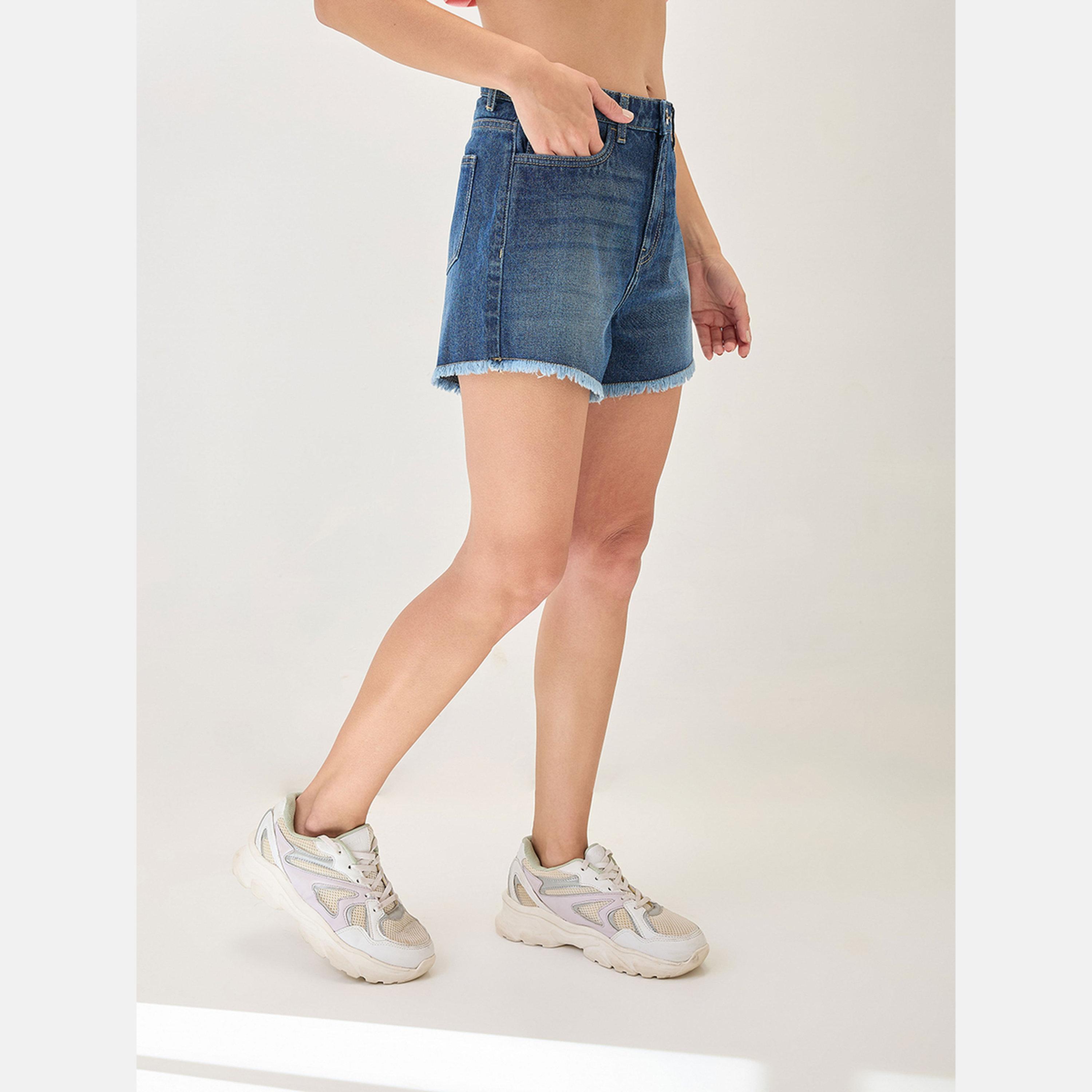 غلوبوص × ستايلي - شورت جينز أزرق ذو حافة مزينة بالشراشيب-women-clothing-bottoms-shorts-image-3