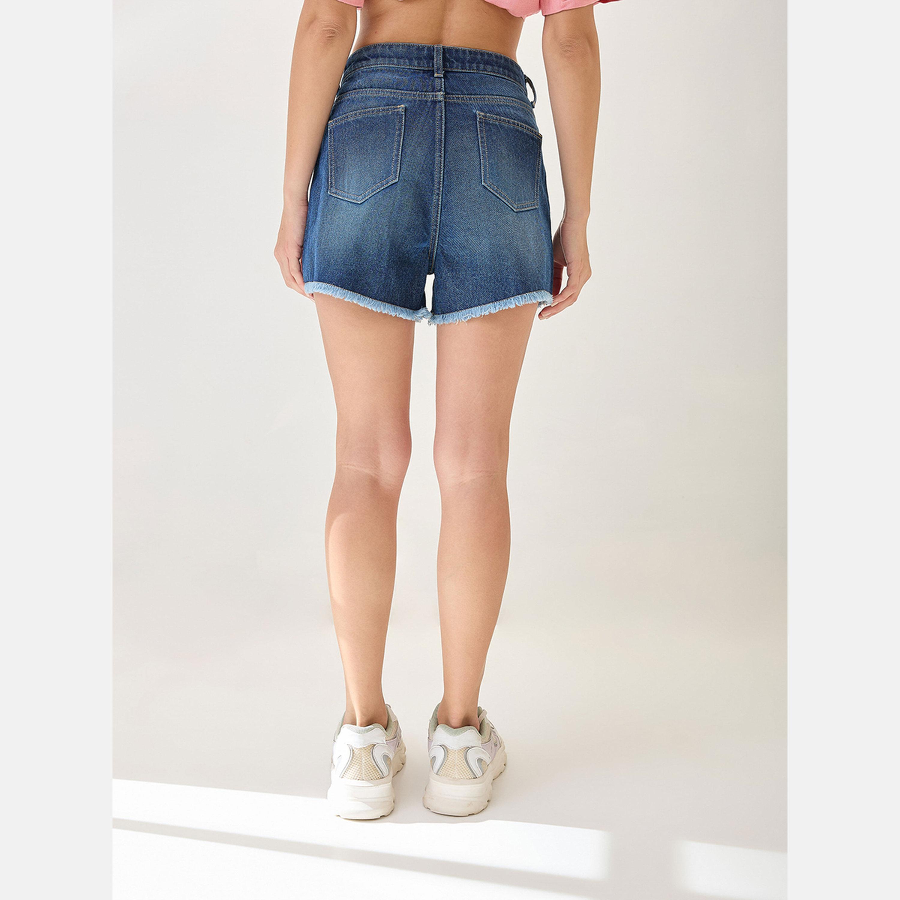 غلوبوص × ستايلي - شورت جينز أزرق ذو حافة مزينة بالشراشيب-women-clothing-bottoms-shorts-image-5