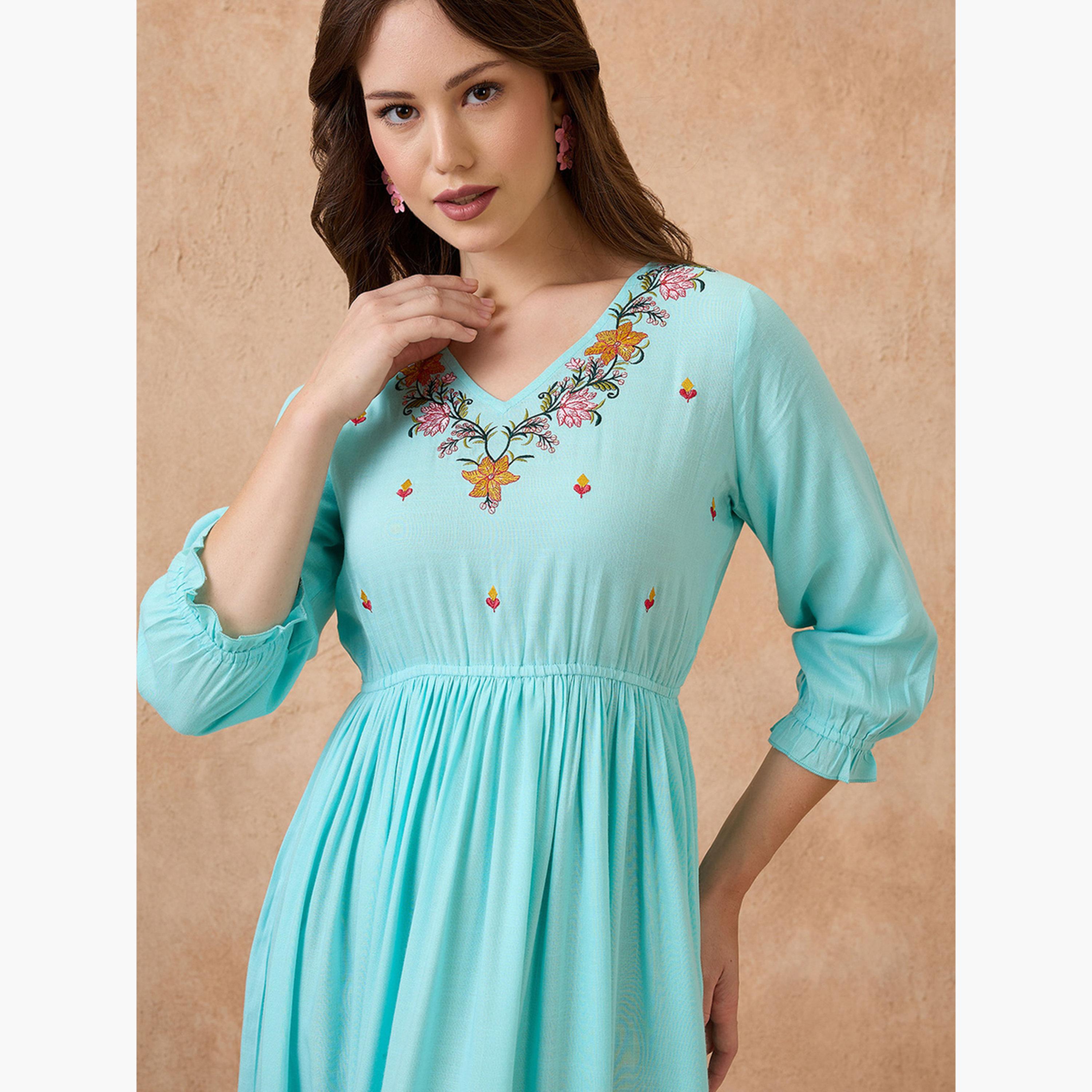 غلوبوص × ستايلي - فستان ماكسي فيوجن بقصّة واسعة ومطرّز بالزهور-women-clothing-ethnicwear-dresses-image-5