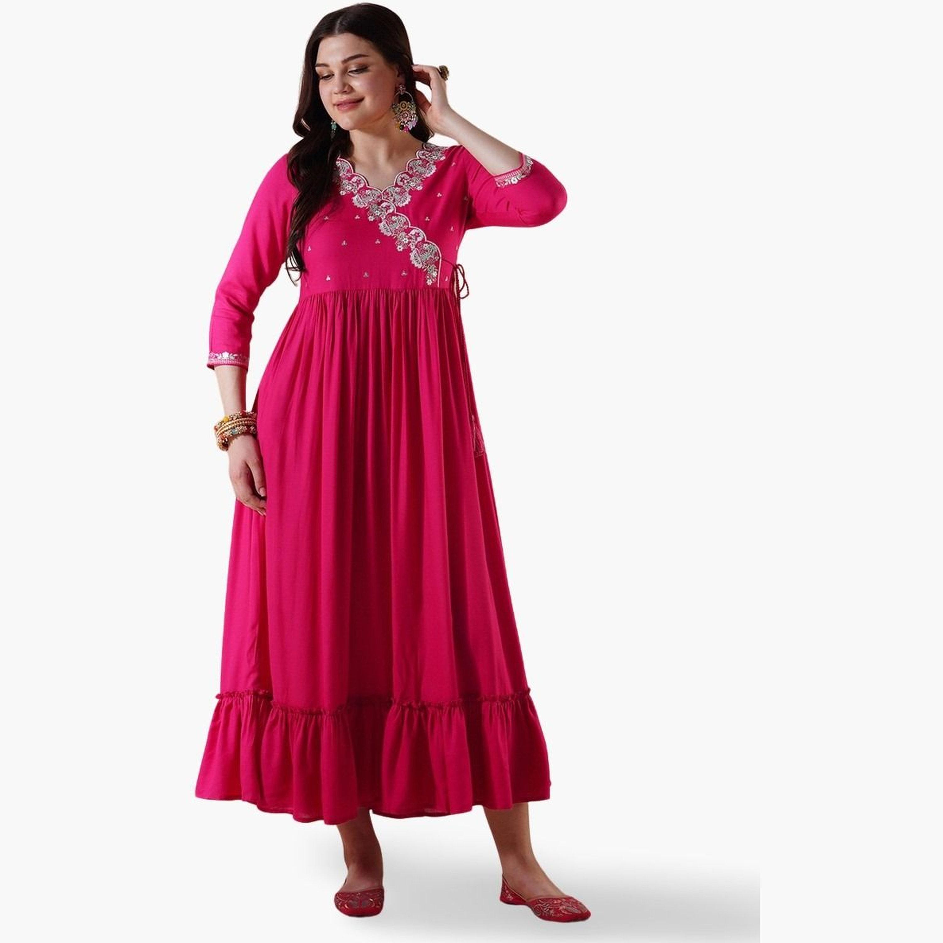 غلوبوص × ستايلي - فستان احتفالي متوسط ​​الطول بطبقات مطرز ومزين برباط صدفي-women-clothing-ethnicwear-dresses-image-1