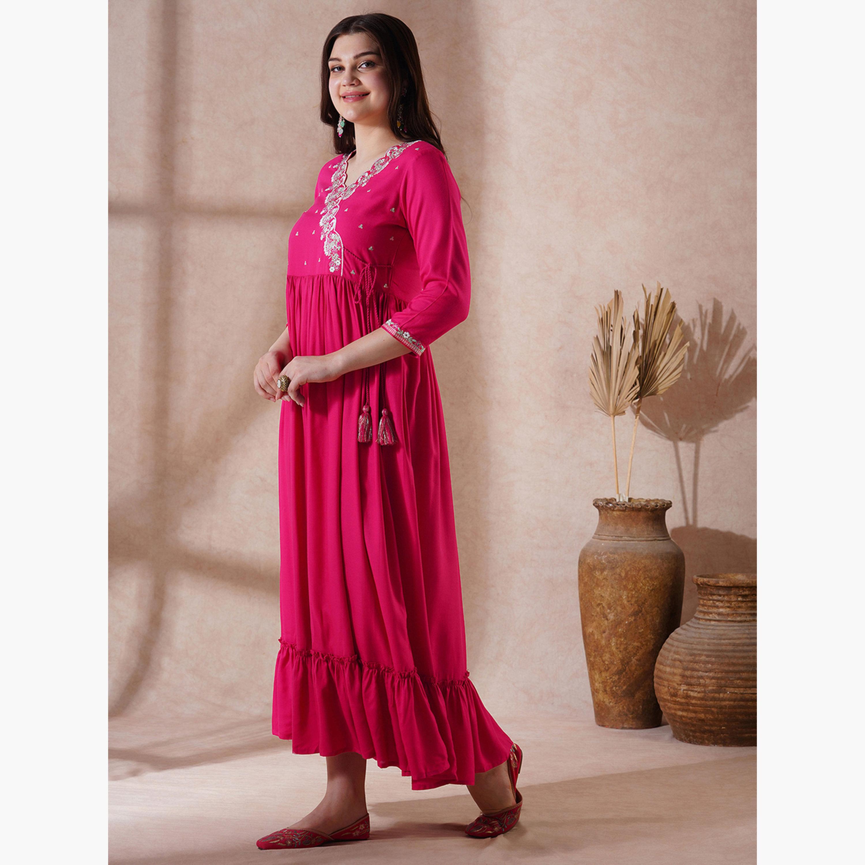 غلوبوص × ستايلي - فستان احتفالي متوسط ​​الطول بطبقات مطرز ومزين برباط صدفي-women-clothing-ethnicwear-dresses-image-2