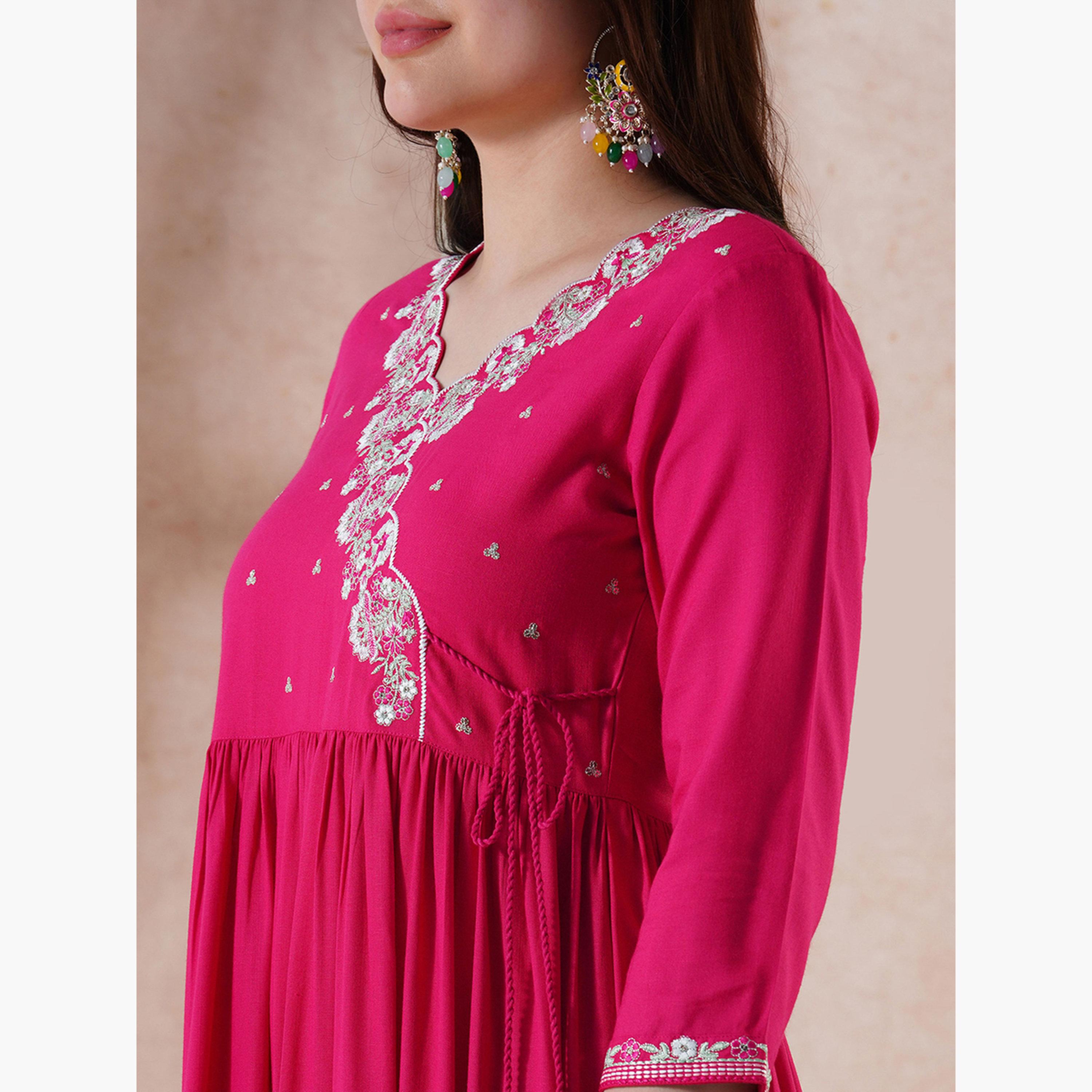 غلوبوص × ستايلي - فستان احتفالي متوسط ​​الطول بطبقات مطرز ومزين برباط صدفي-women-clothing-ethnicwear-dresses-image-4