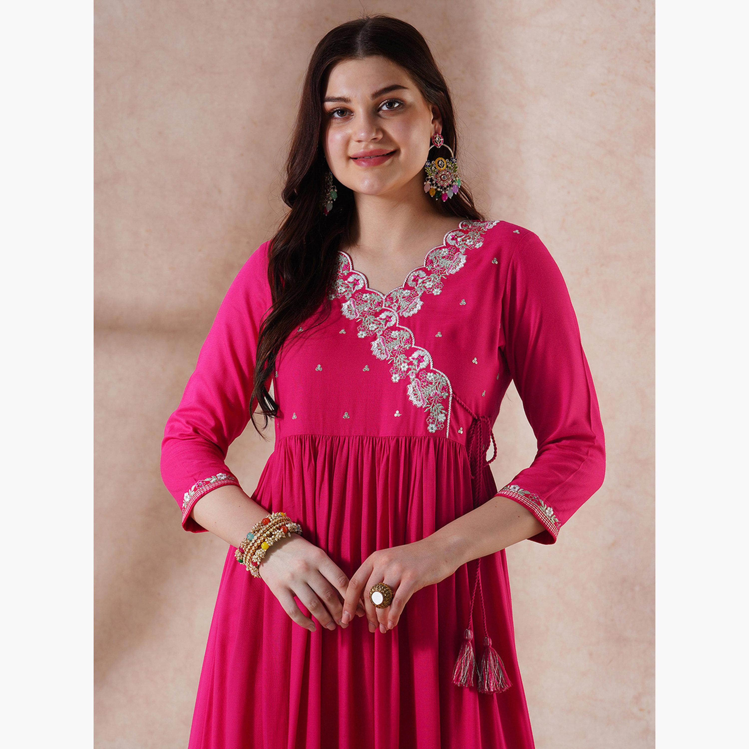 غلوبوص × ستايلي - فستان احتفالي متوسط ​​الطول بطبقات مطرز ومزين برباط صدفي-women-clothing-ethnicwear-dresses-image-5