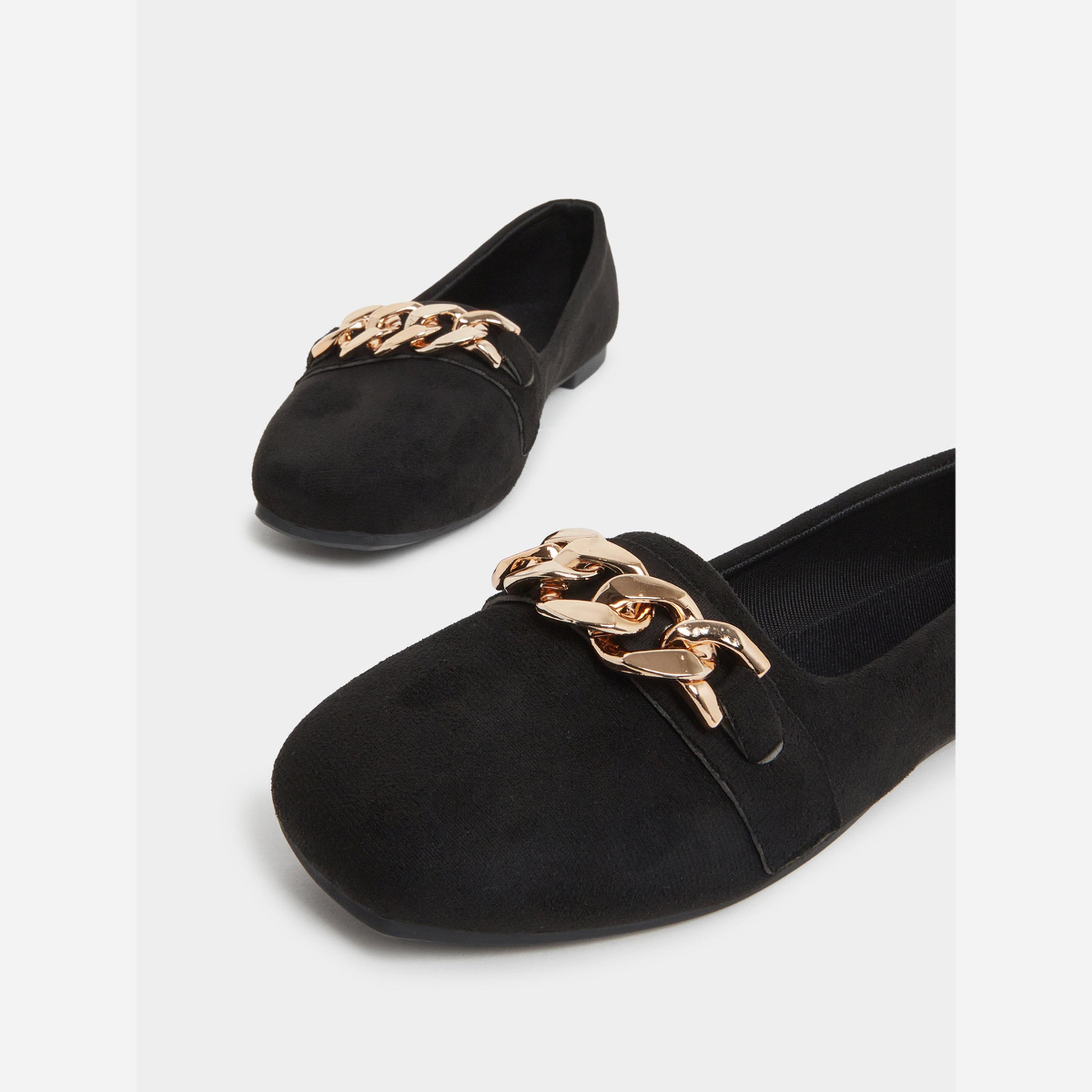 تيك تو - حذاء مسطح مزود بسلسلة معدنية لون سادة-women-shoes-sandals-flats-image-3