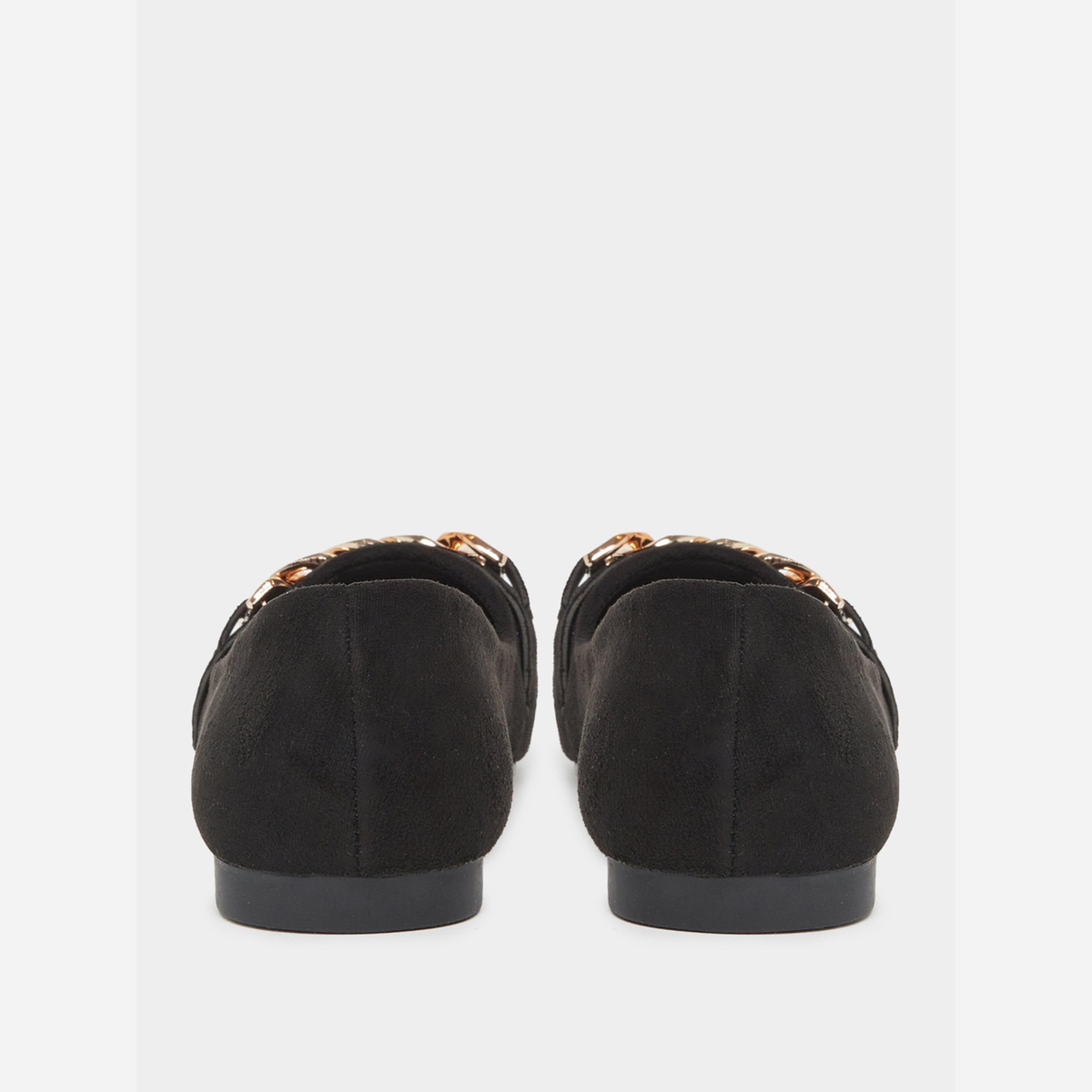 تيك تو - حذاء مسطح مزود بسلسلة معدنية لون سادة-women-shoes-sandals-flats-image-4
