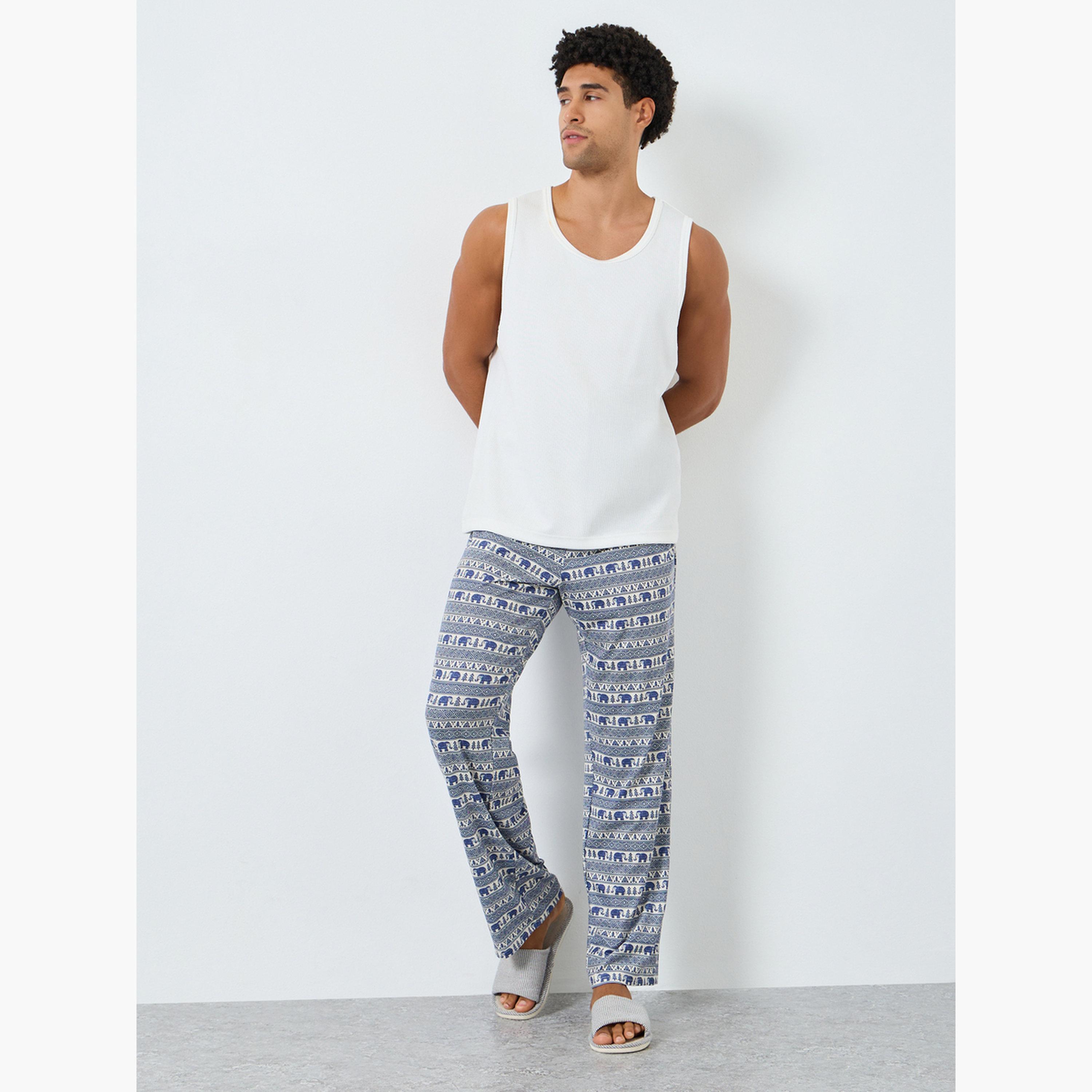بنطال بيجاما مطبع بالكامل مع قصة مريحة-men-clothing-nightwear-pyjamaandshorts-image-2
