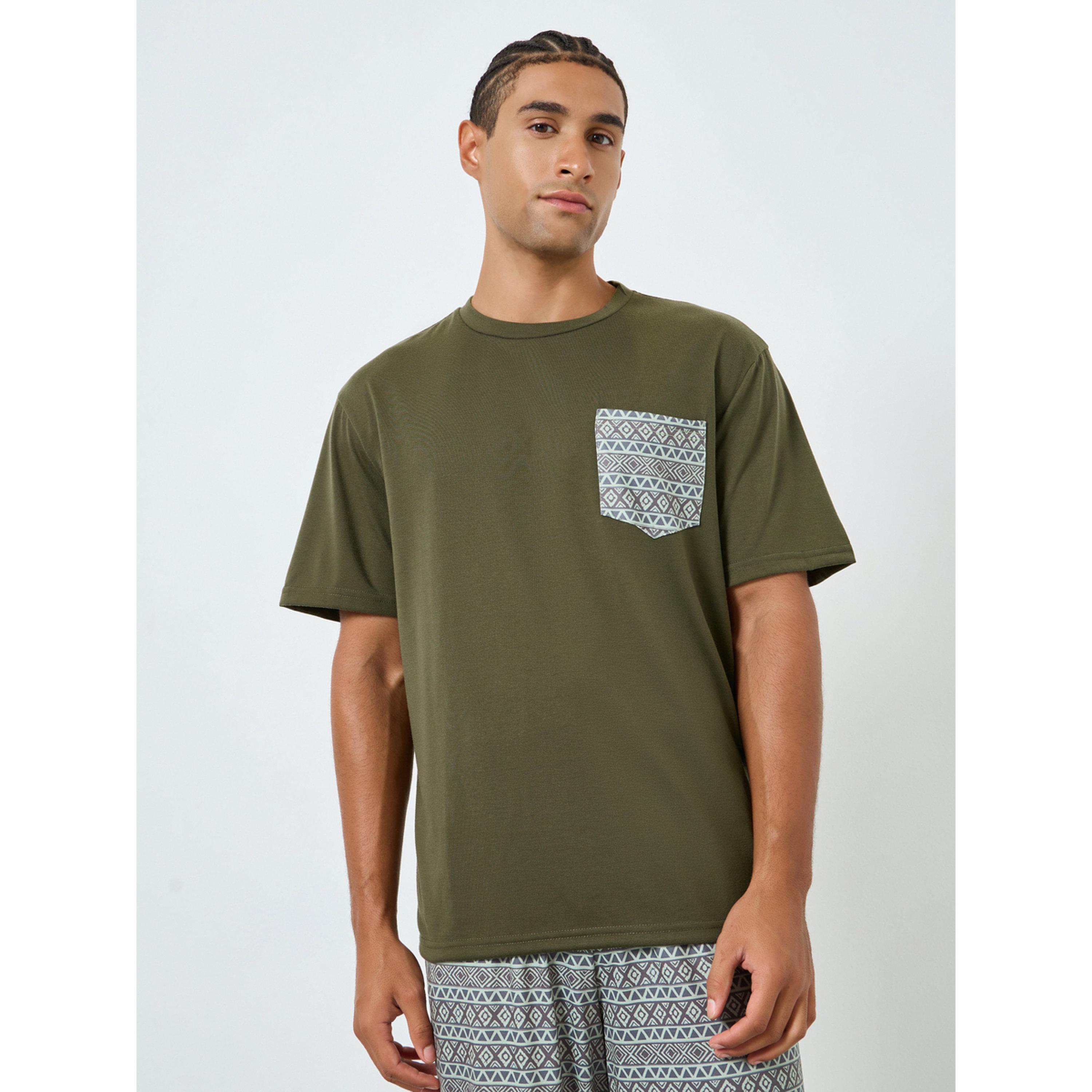 طقم بيجاما من رجالية بنمط تيشيرت زيتي بجيب مطبع وبنطال-men-clothing-nightwear-sets-image-2