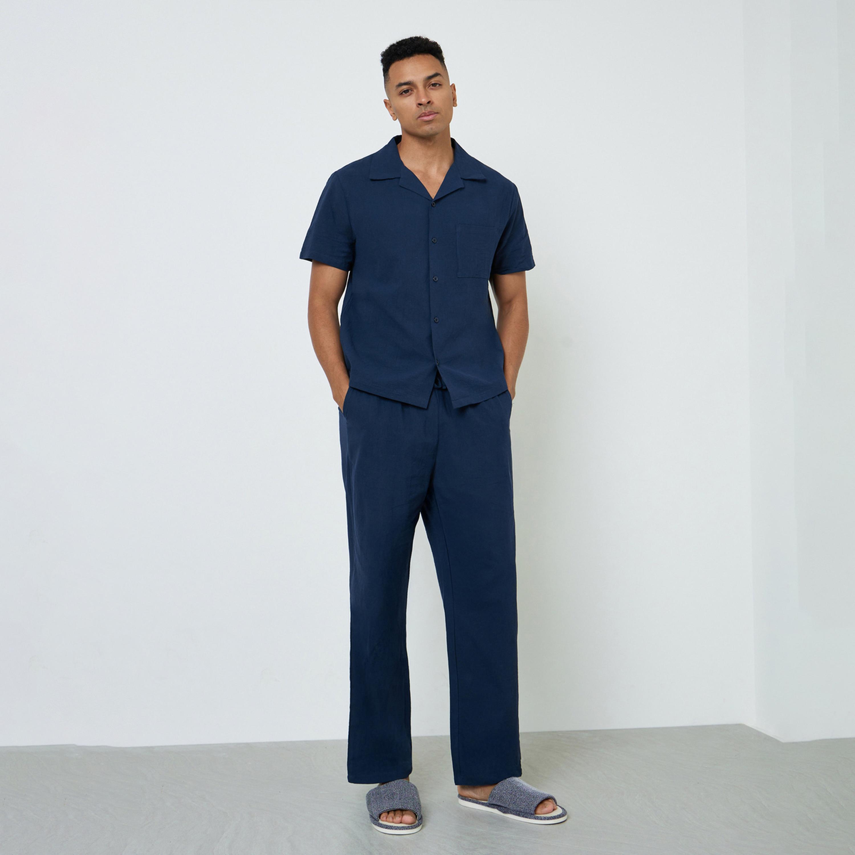 طقم بيجاما من بنطال وقميص سادة بتفاصيل جيب للرجال-men-clothing-nightwear-sets-image-1