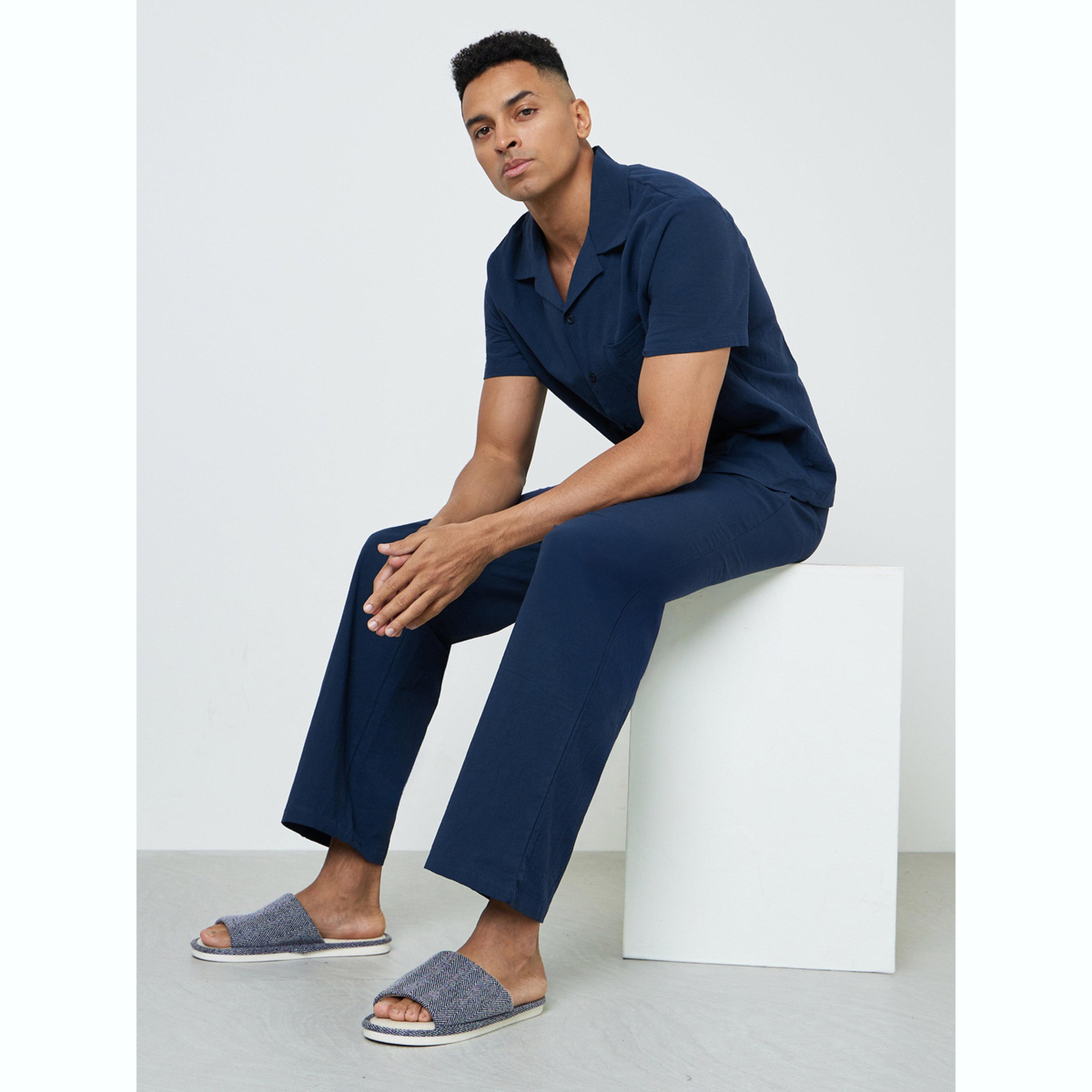 طقم بيجاما من بنطال وقميص سادة بتفاصيل جيب للرجال-men-clothing-nightwear-sets-image-2