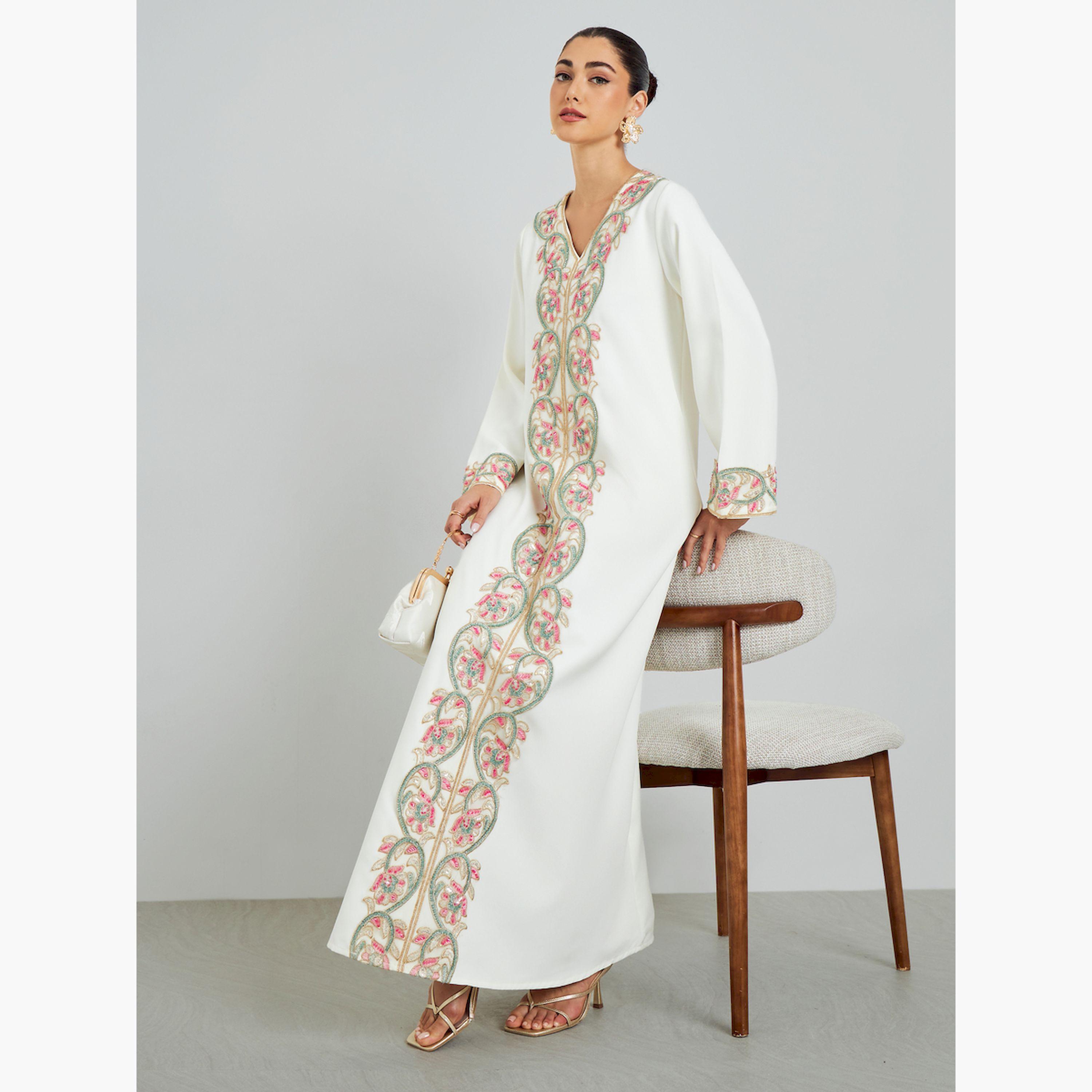 قفطان بحافة واسعة وزهور مُطرّزة-women-arabicclothing-kaftan-image-4