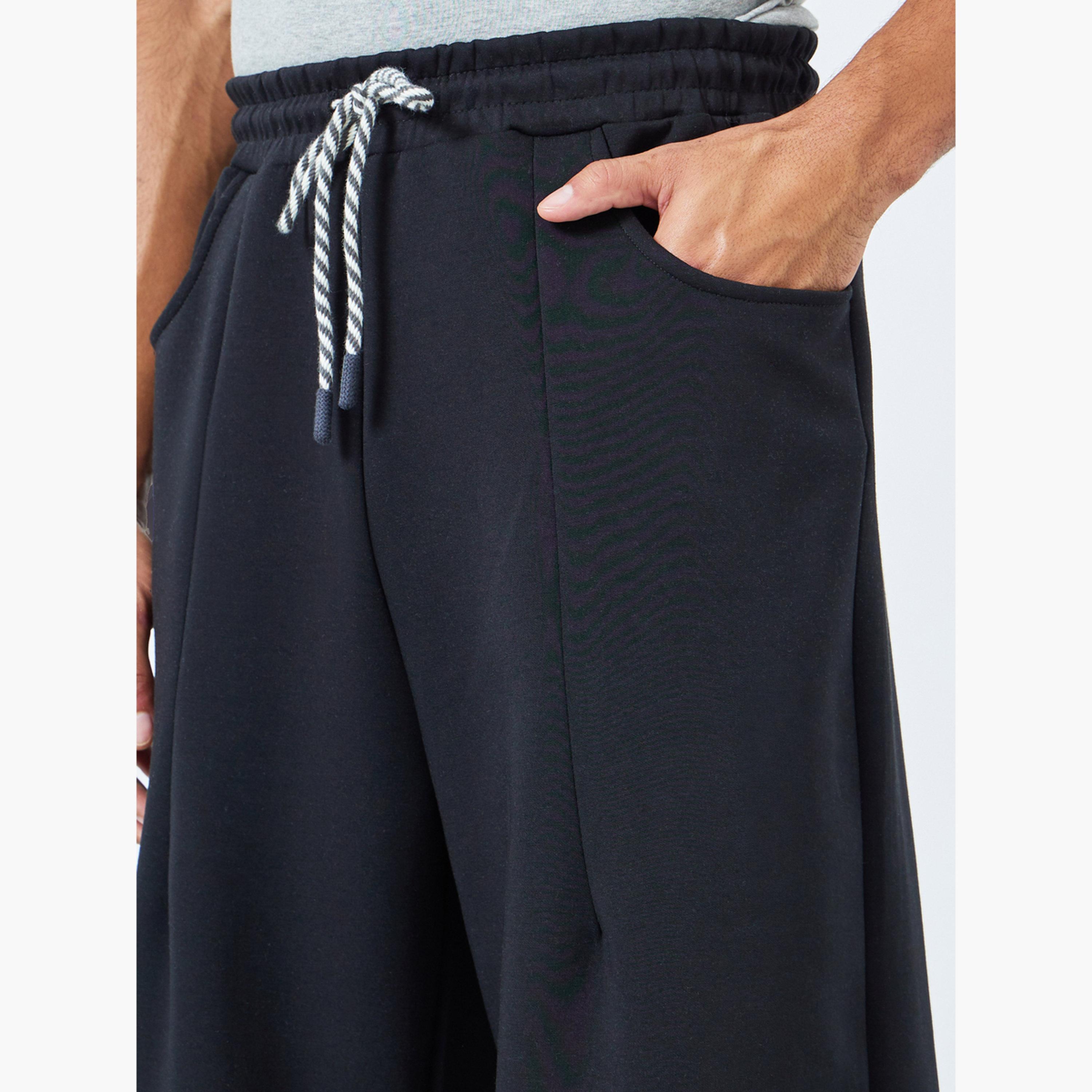 جوغر بأرجل واسعة بتفاصيل جيب خلفي-men-clothing-bottoms-joggers-image-4