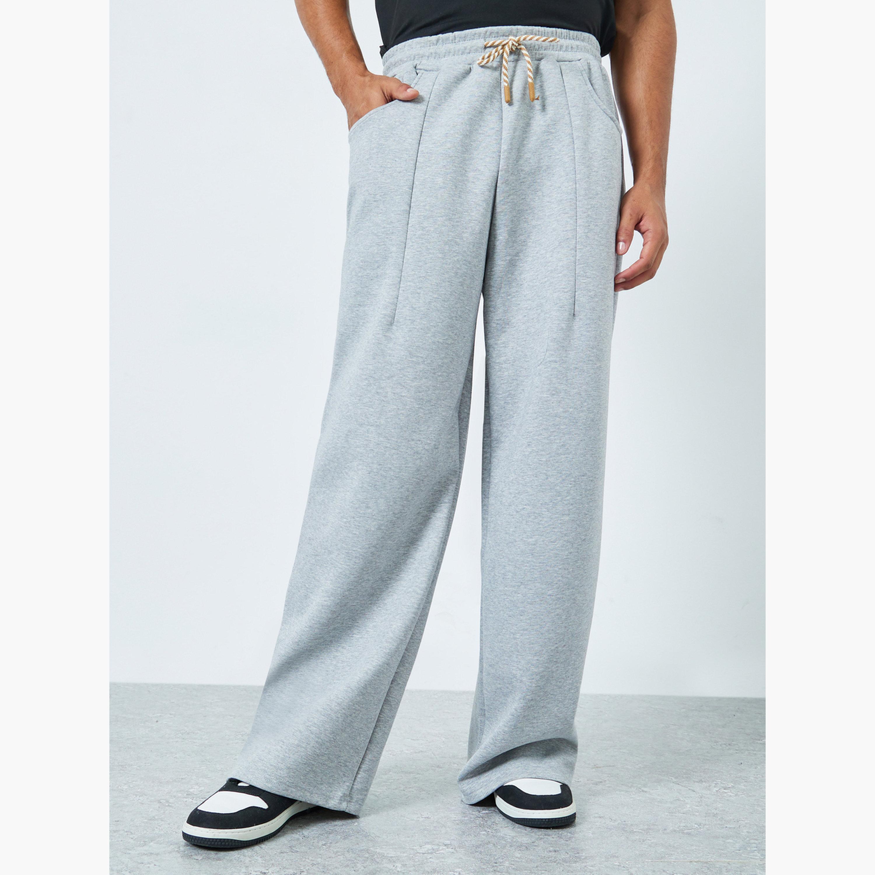 جوغر بأرجل واسعة بتفاصيل جيب خلفي-men-clothing-bottoms-joggers-image-1