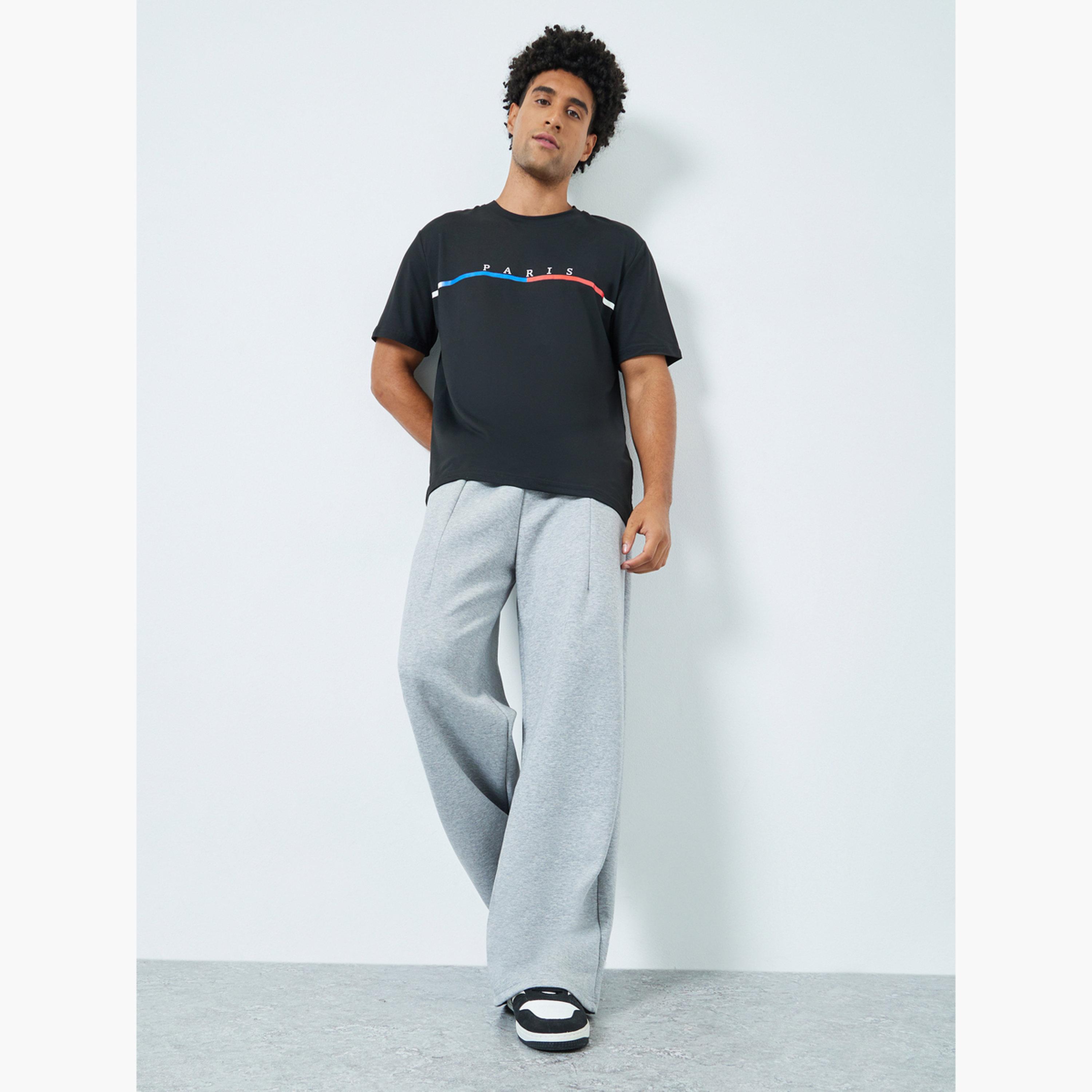 جوغر بأرجل واسعة بتفاصيل جيب خلفي-men-clothing-bottoms-joggers-image-2