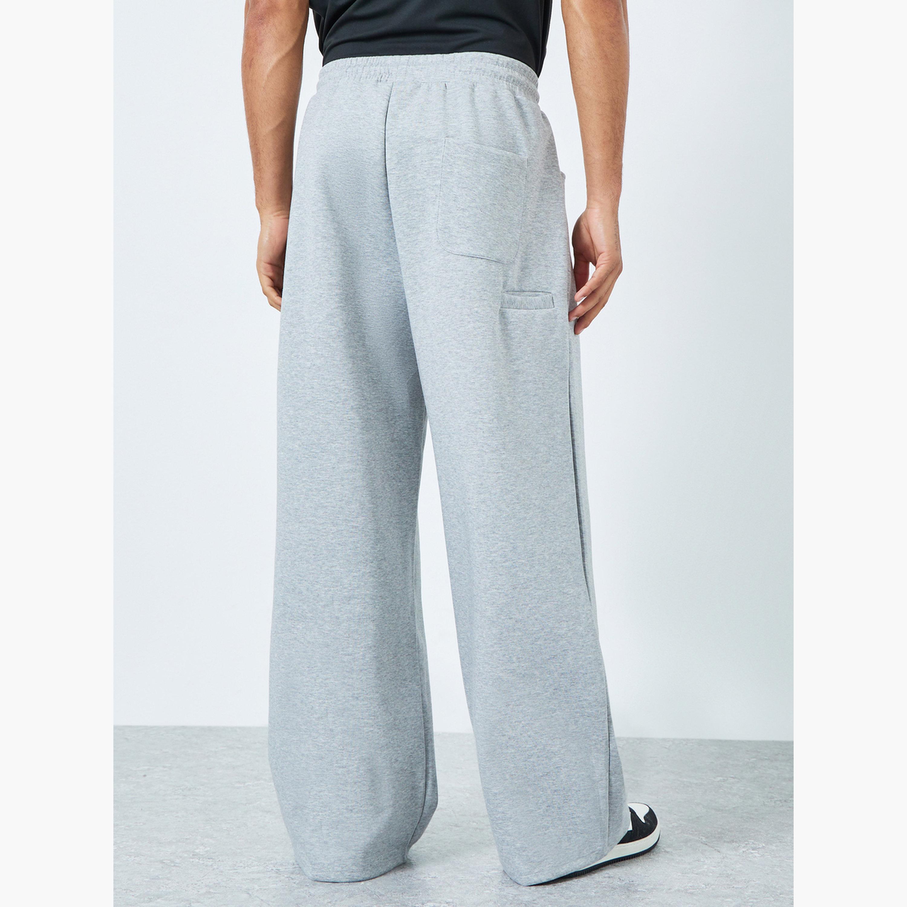 جوغر بأرجل واسعة بتفاصيل جيب خلفي-men-clothing-bottoms-joggers-image-3