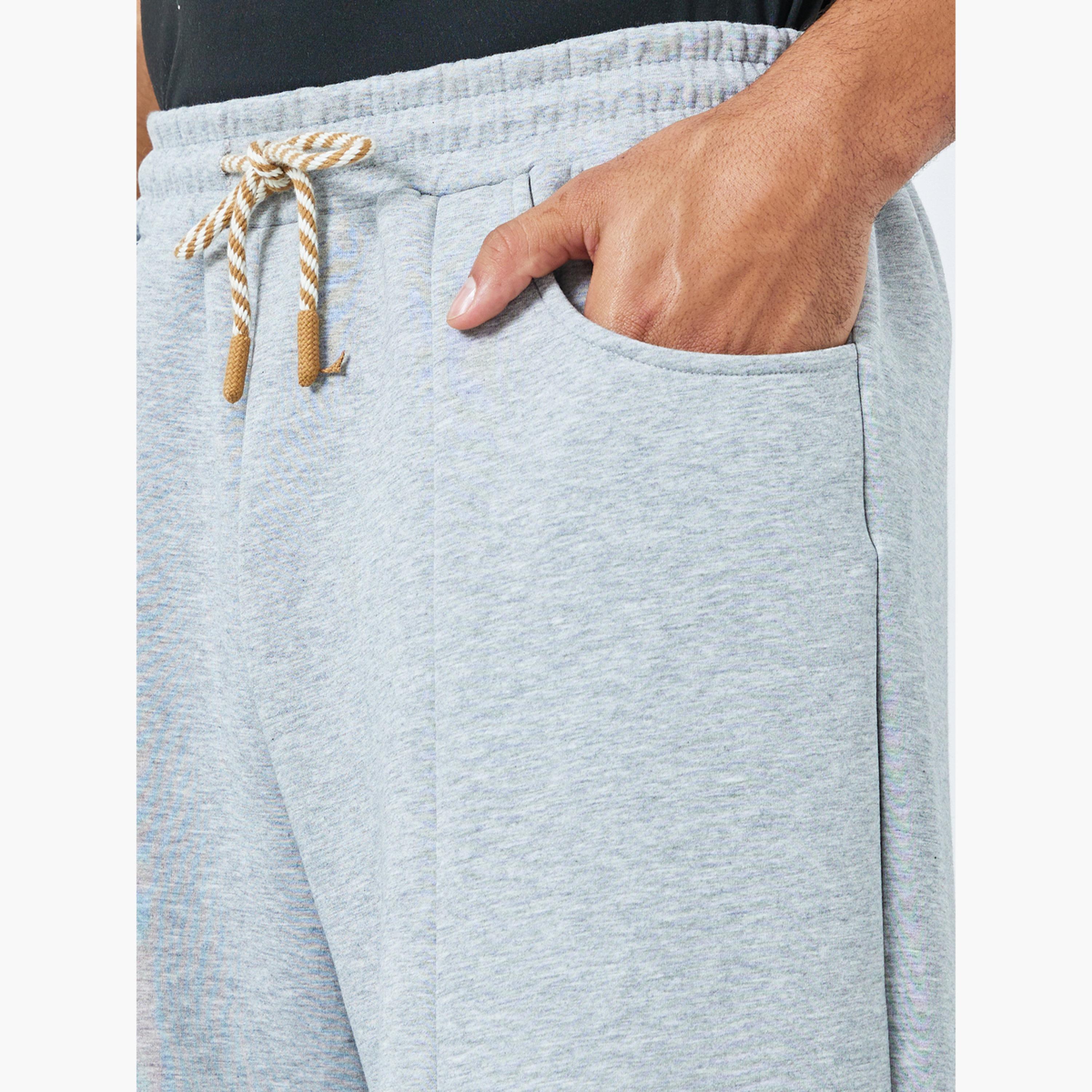 جوغر بأرجل واسعة بتفاصيل جيب خلفي-men-clothing-bottoms-joggers-image-4