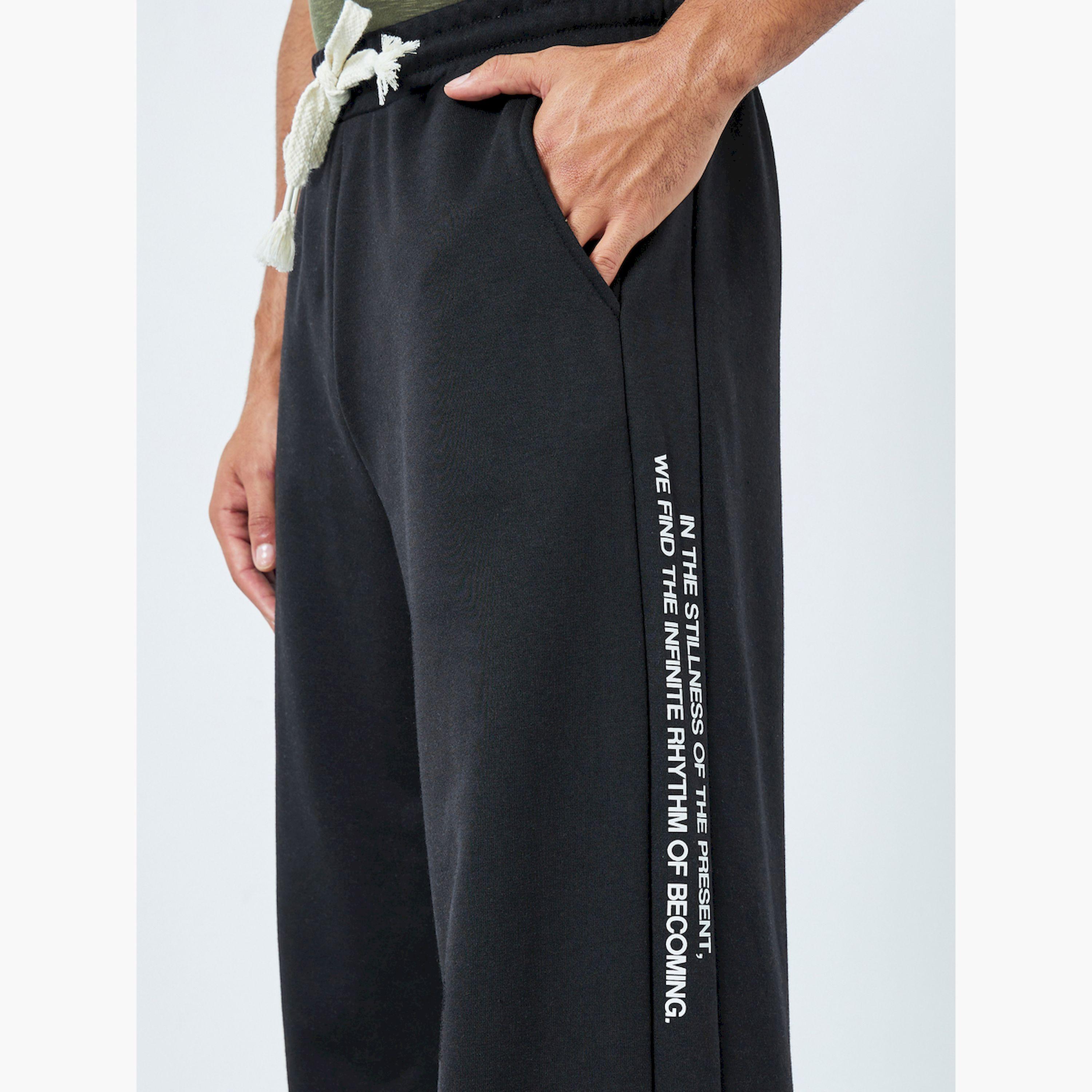 جوغر بقصة مريحة وطبعة صغيرة-men-clothing-bottoms-joggers-image-4