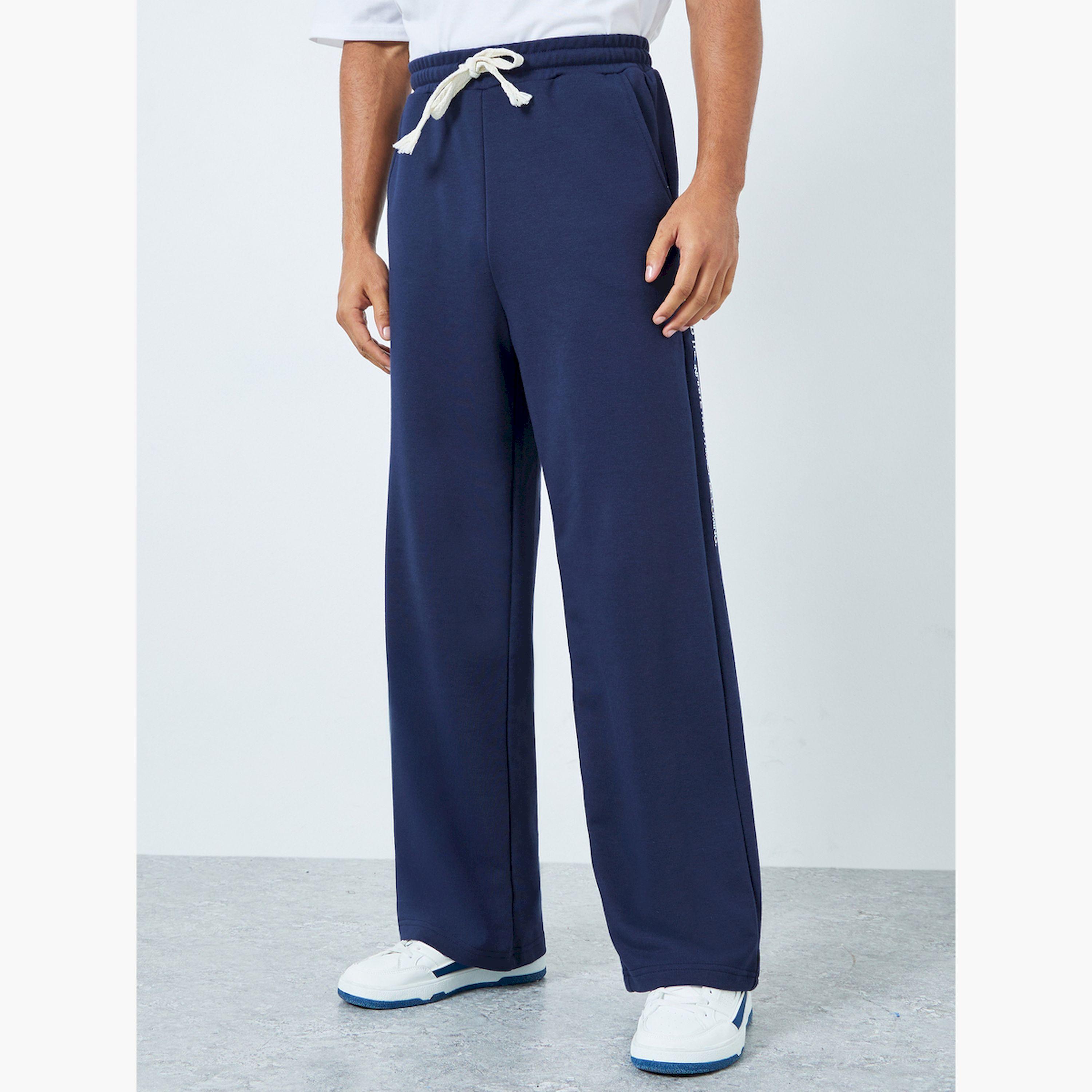 جوغر بقصة مريحة وطبعة صغيرة-men-clothing-bottoms-joggers-image-1