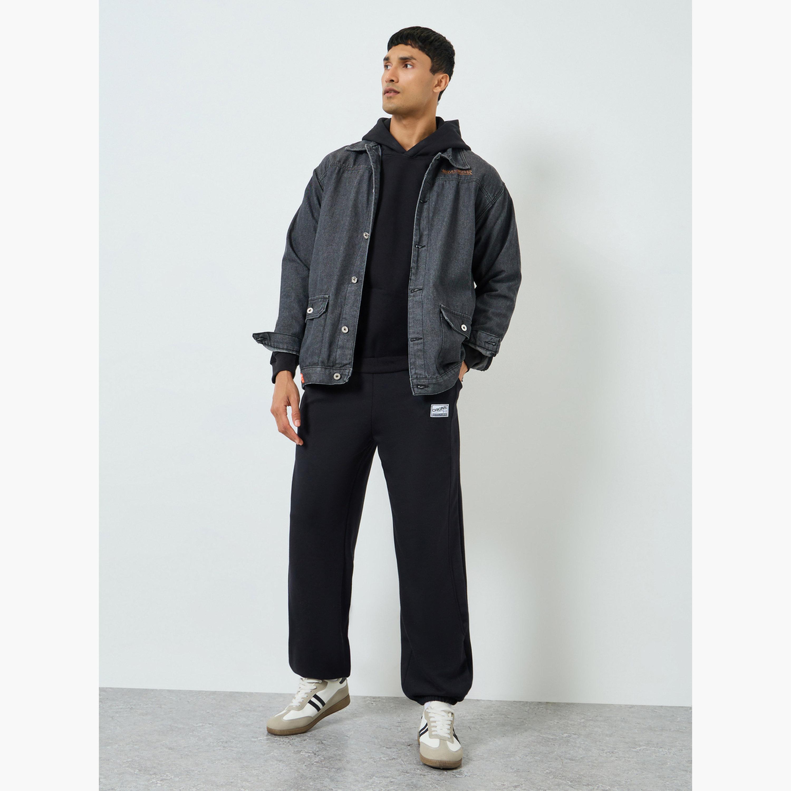 بنطال جوغر بحافة مطاطية وشعار وقصة مريحة-men-clothing-bottoms-joggers-image-2