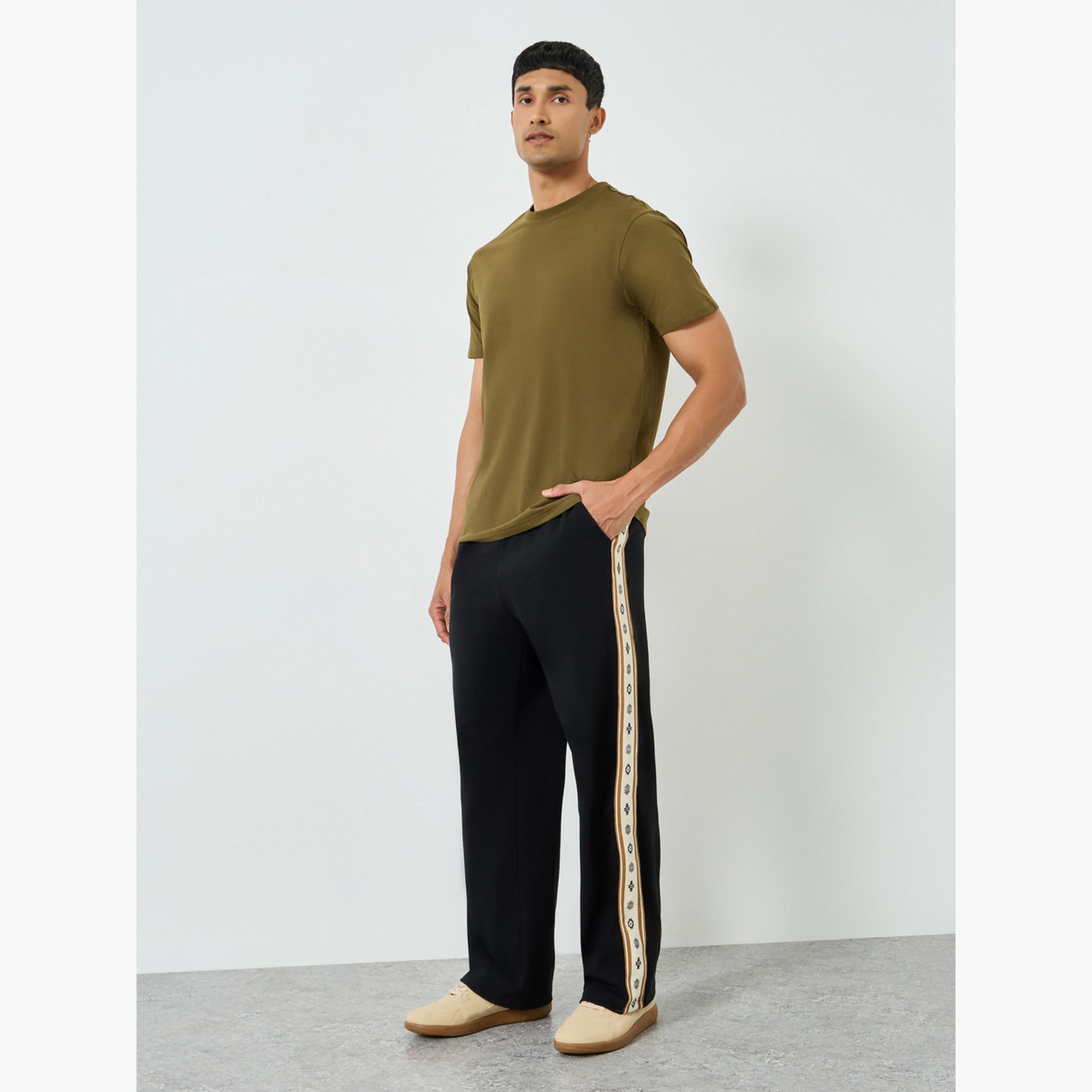 بنطال جوغر بقصة مريحة وشريط جانبي-men-clothing-bottoms-joggers-image-2