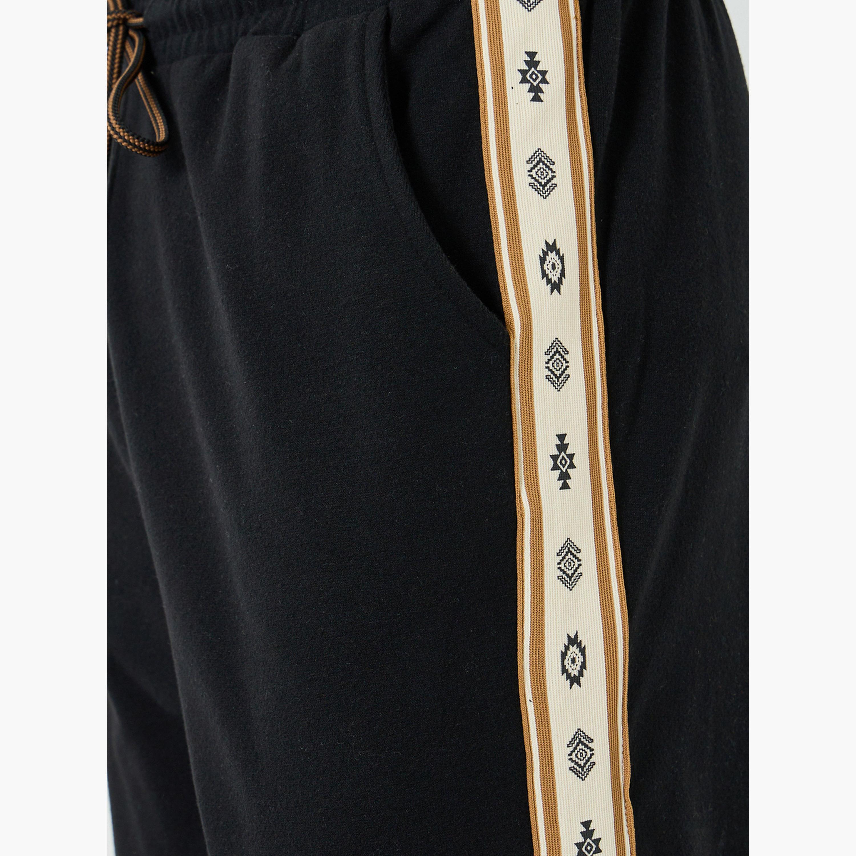 بنطال جوغر بقصة مريحة وشريط جانبي-men-clothing-bottoms-joggers-image-4