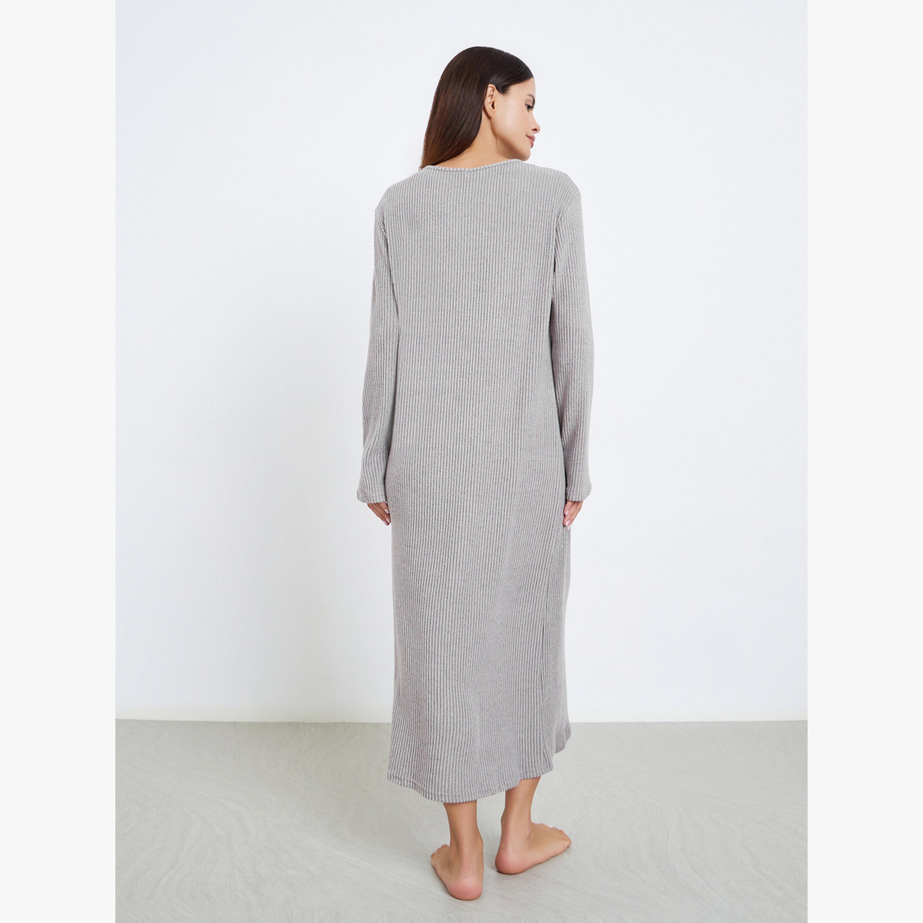 قميص نوم بتصميم تيشيرت مضلع بياقة دائرية وأكمام طويلة-women-clothing-nightwear-nighties-image-4