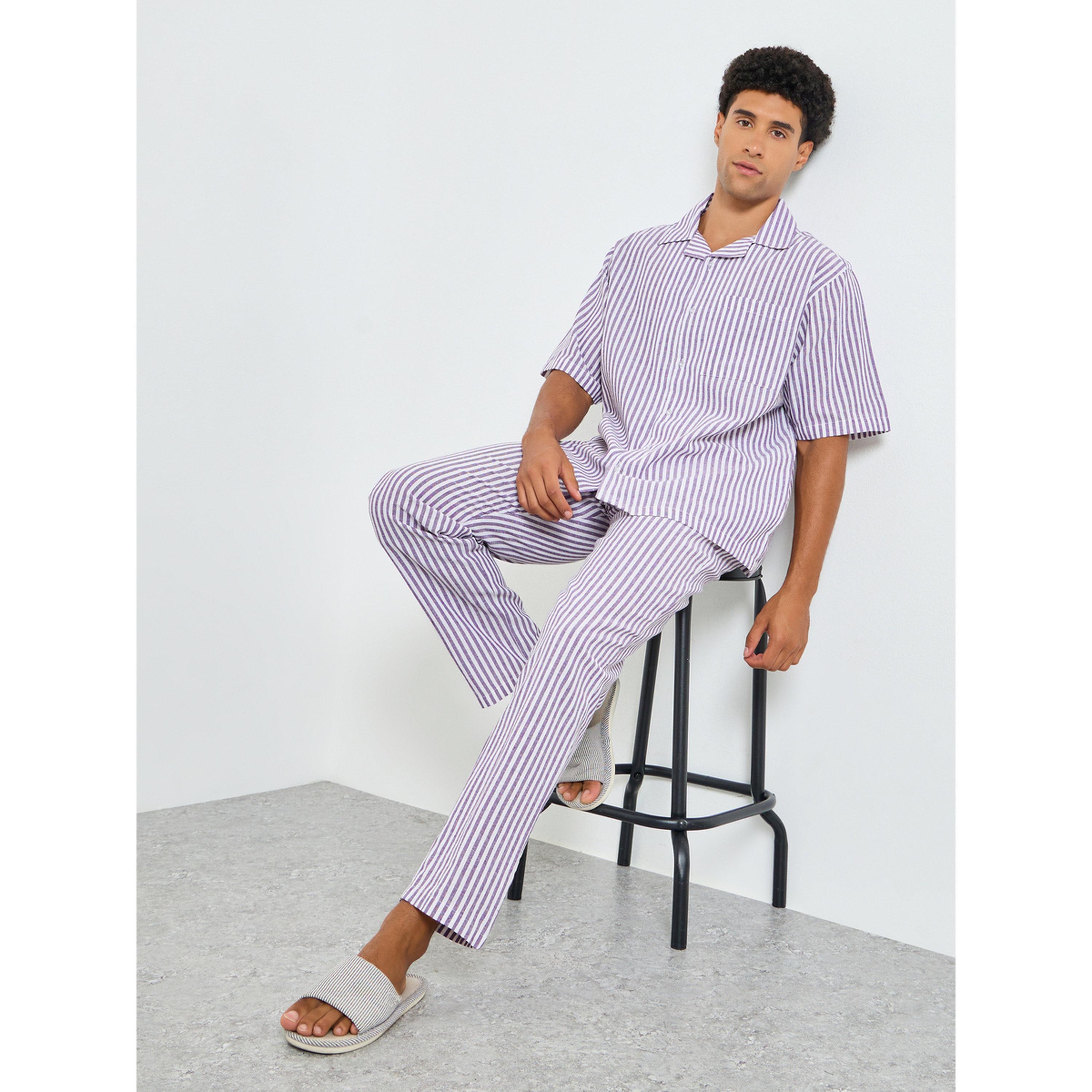 طقم بيجاما من بنطال وقميص قطني مخطط للرجال بقصة مريحة-men-clothing-nightwear-sets-image-2