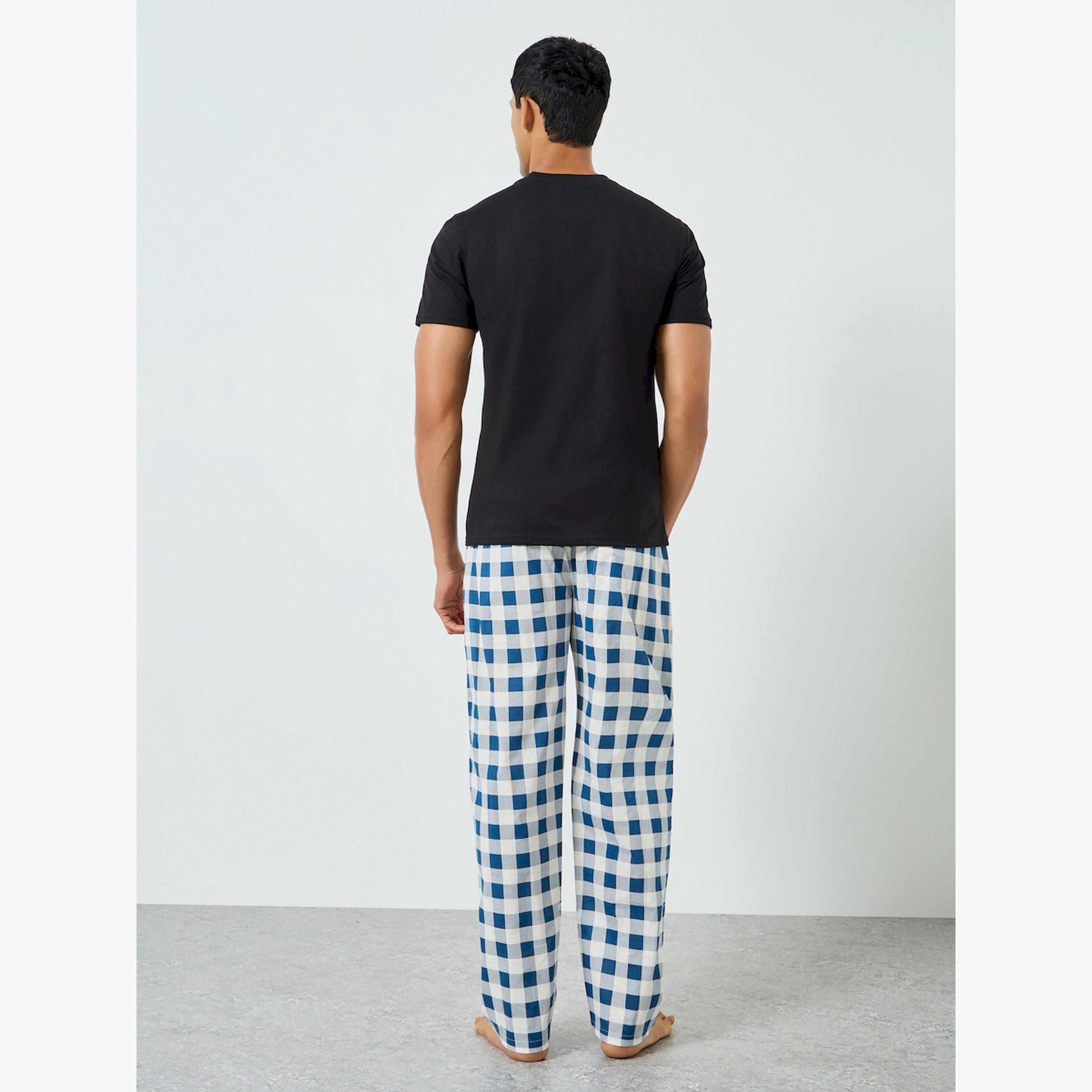 طقم بيجاما رجالي تيشيرت أسود مطبوع وبنطلون كاروهات-men-clothing-nightwear-sets-image-3
