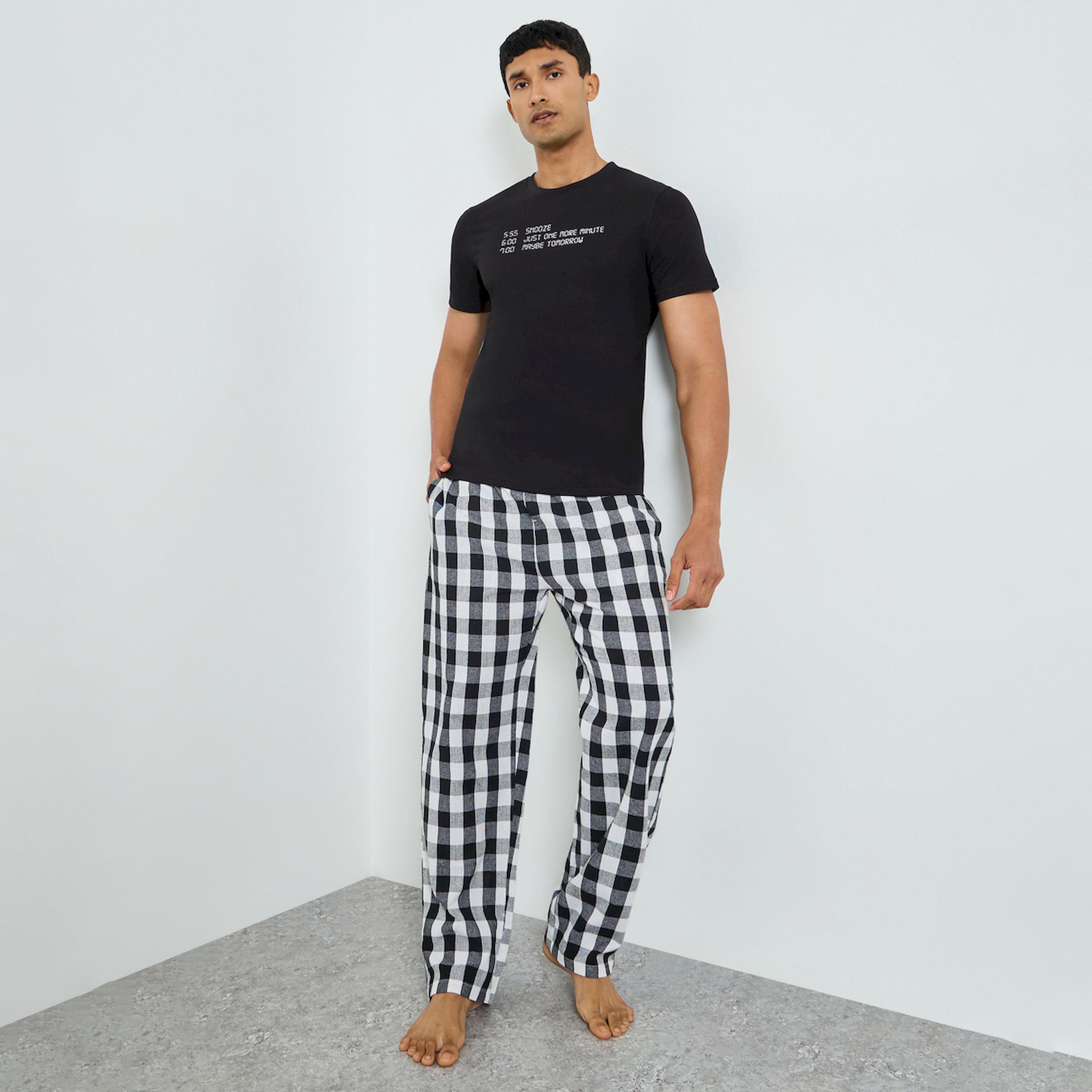 طقم بيجاما رجالي تيشيرت أسود مطبوع وبنطلون كاروهات-men-clothing-nightwear-sets-image-1