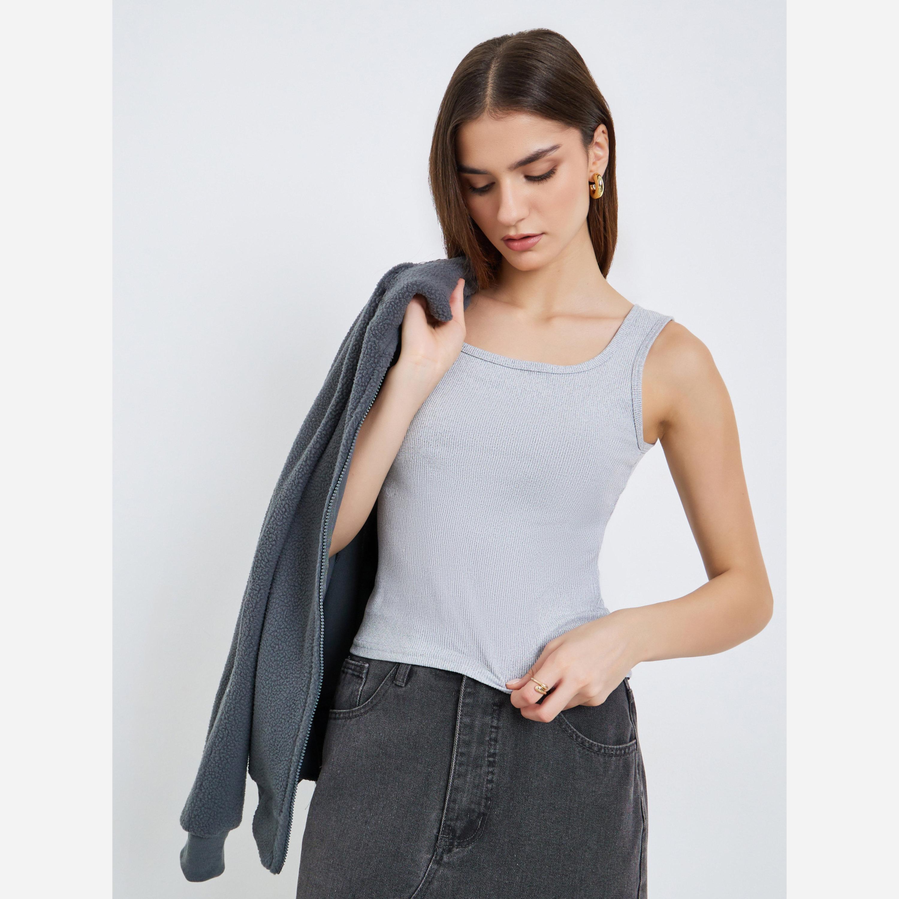 ستايلي - بلوزة للنساء لون رمادي ياقة مربعة مضلعة-women-clothing-tshirts-image-2