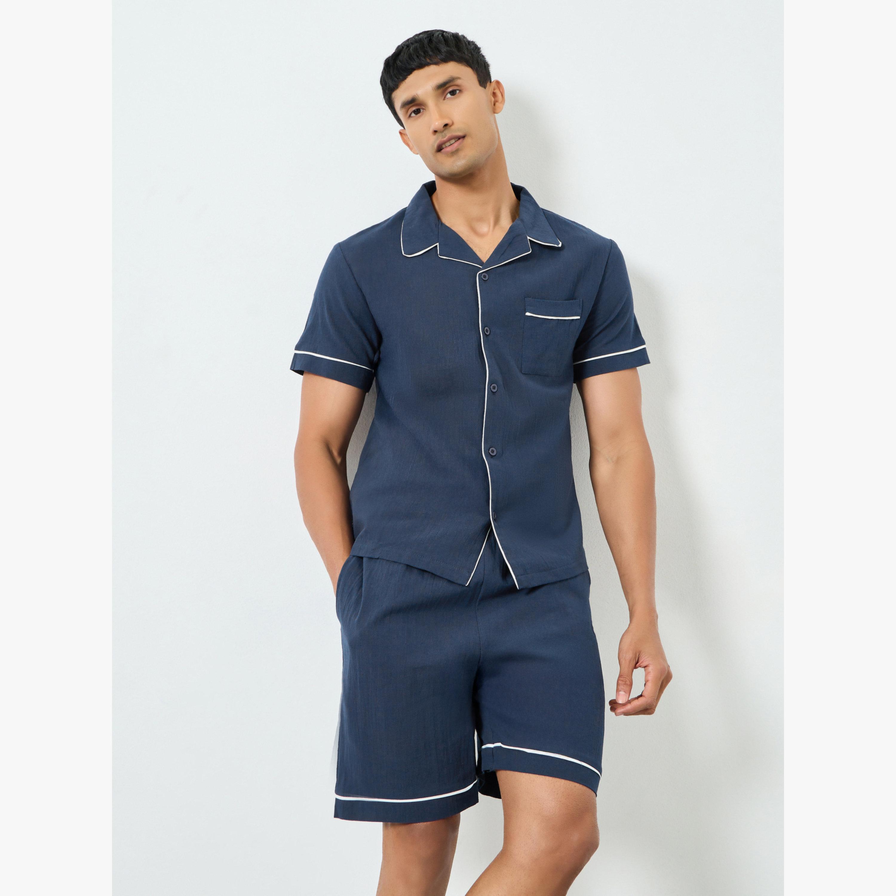 طقم بيجاما من شورت وقميص بتفاصيل محزوزة-men-clothing-nightwear-sets-image-1