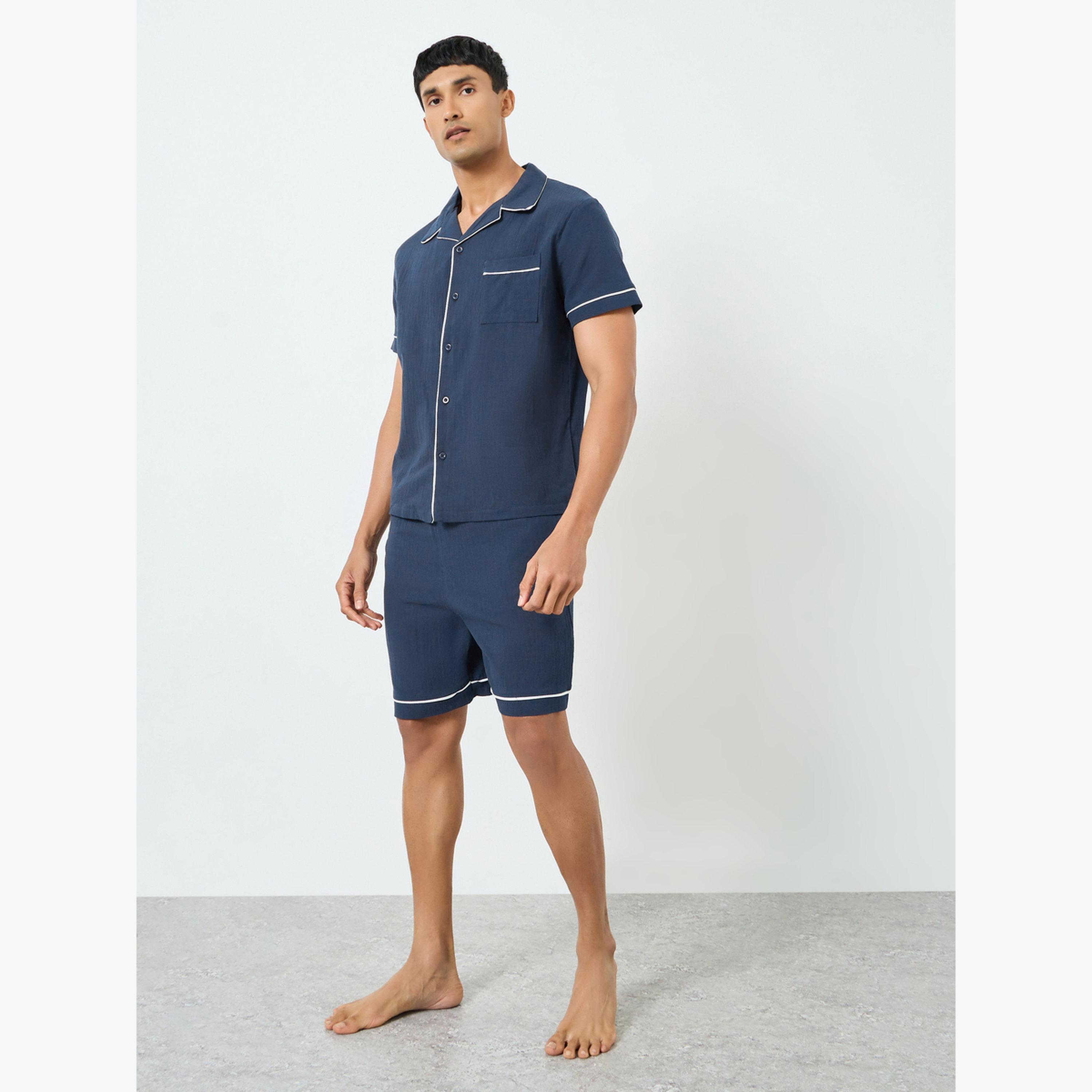 طقم بيجاما من شورت وقميص بتفاصيل محزوزة-men-clothing-nightwear-sets-image-2