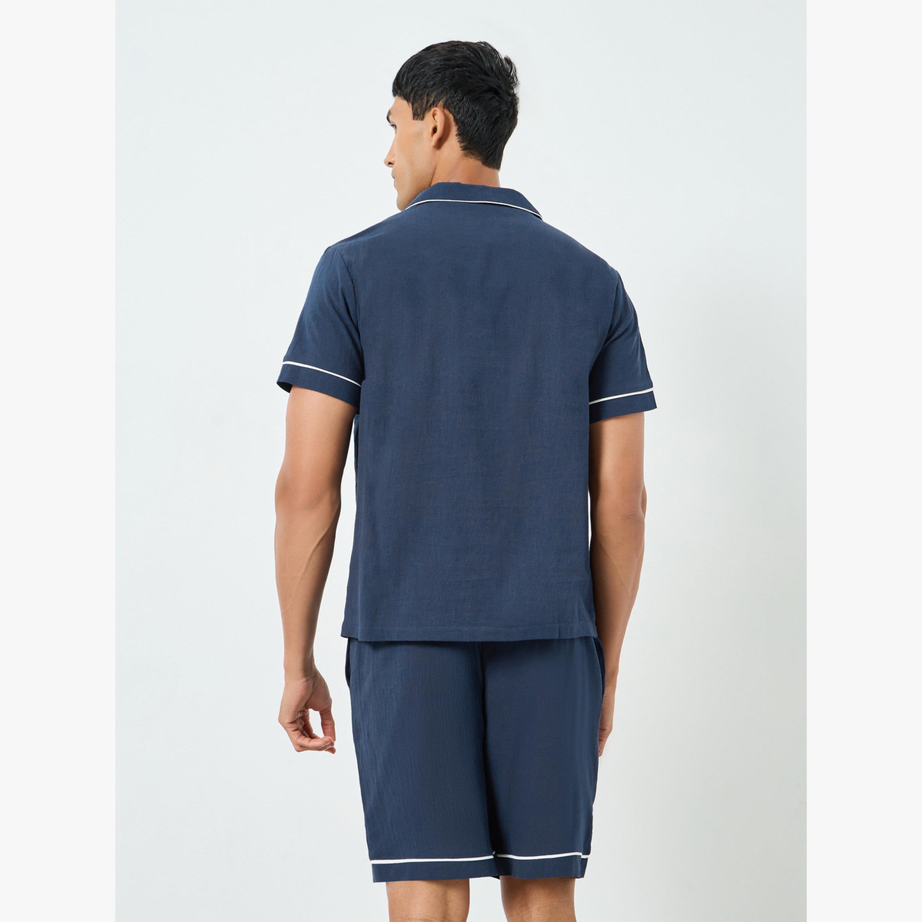 طقم بيجاما من شورت وقميص بتفاصيل محزوزة-men-clothing-nightwear-sets-image-3