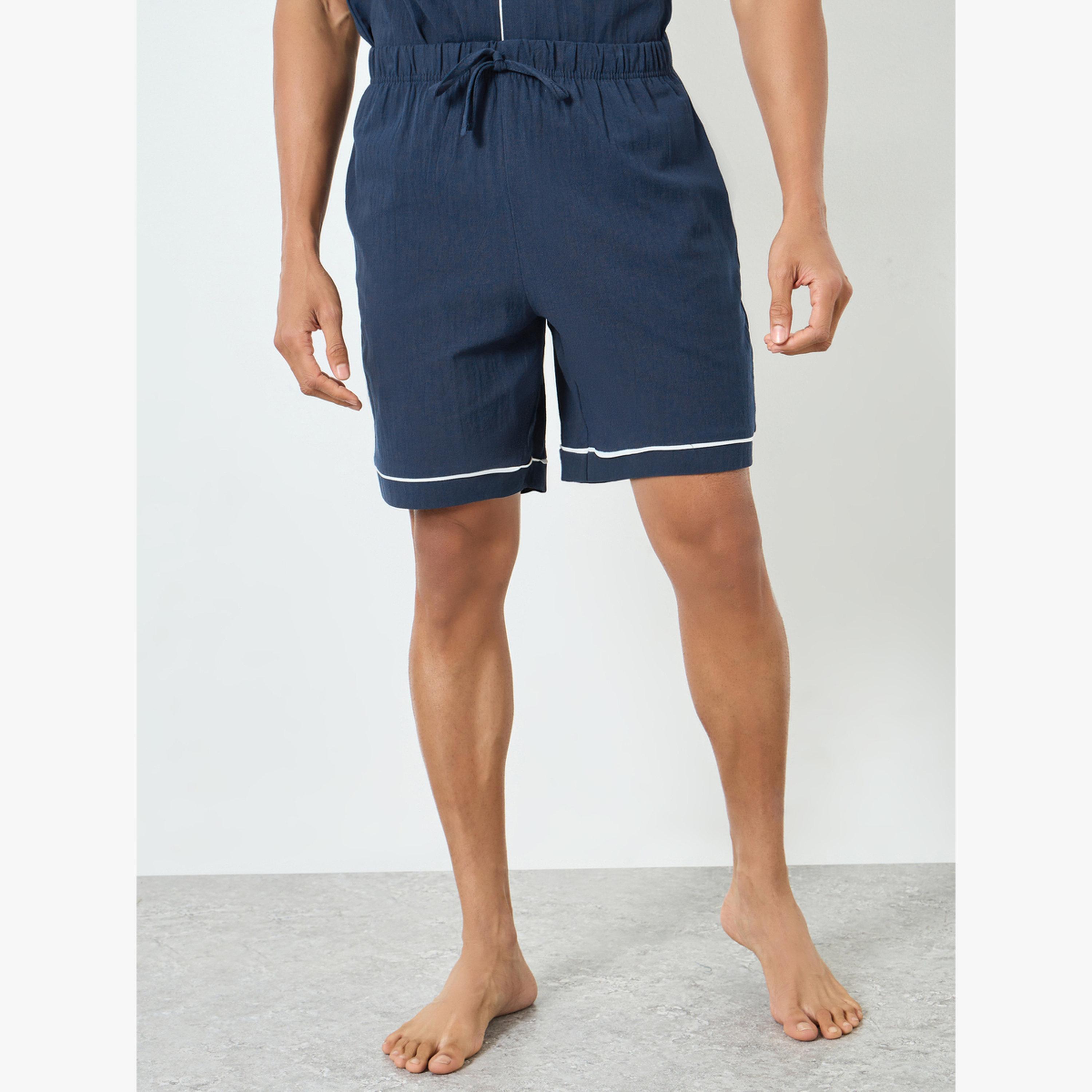 طقم بيجاما من شورت وقميص بتفاصيل محزوزة-men-clothing-nightwear-sets-image-4
