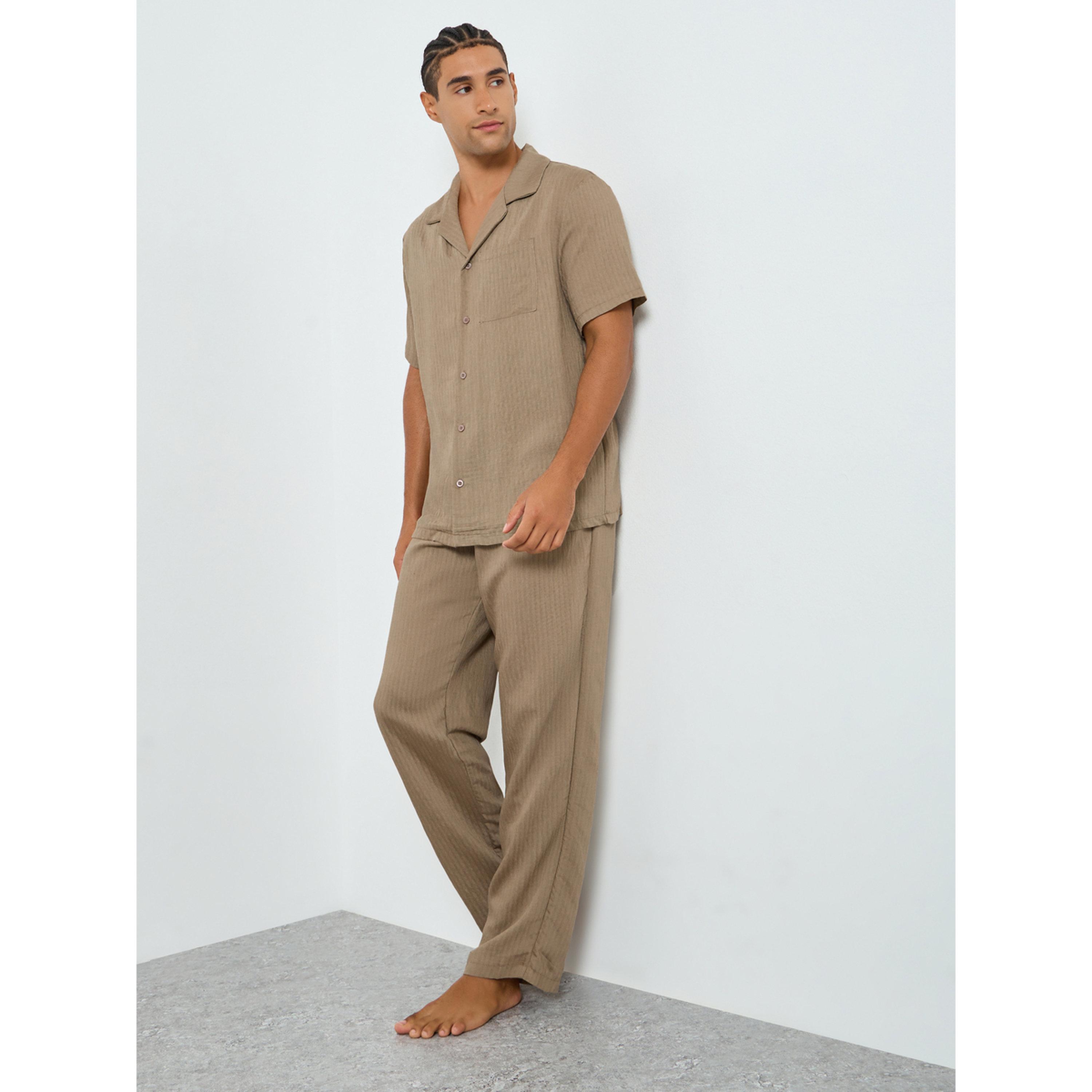 طقم بيجاما من رجالية بنمط قميص بأكمام قصيرة وبنطال بقصة مريحة-men-clothing-nightwear-sets-image-1