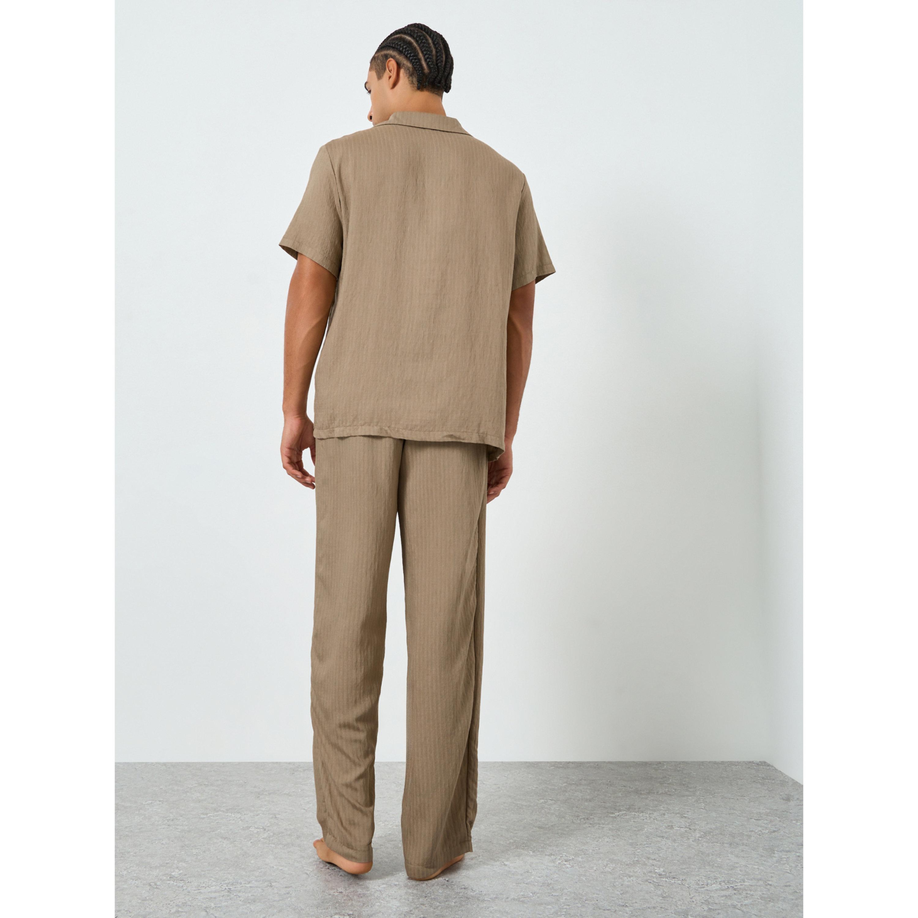 طقم بيجاما من رجالية بنمط قميص بأكمام قصيرة وبنطال بقصة مريحة-men-clothing-nightwear-sets-image-3